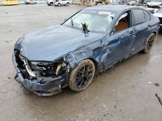 BMW 530i 2023 (M PACKAGE )
((للبيع))
وارد امريكي يوجد فيها 5 قطع صبغ (الضربة من جهة السايق و أضرار الضربة خارجية فقط بدون اي شاصي)
المحرك مكفول من الضرر.
الگير مكفول من الضرر.
ماشية57 الف كيلو .
تخم داير دنلوب اصلي.
السيارة ماتحتاج اي نقوصات جاهزة وكاملة ومصروف عليها 
المواصفات :
* المحرك: 4 سلندر تيربو سعة 2.0 لتر (TwinPower Turbo).
* القوة: 248 حصان.
* العزم: 350 نيوتن.متر.
* ناقل الحركة: أوتوماتيك 8 سرعات Steptronic.
تجهيزات M Package
* صدامات أمامية وخلفية بتصميم M الرياضي.
* جنوط M قياس 19 إنش.
* مقود M رياضي مكسو بالجلد.
* نظام تعليق M Sport.
* توجيه رياضي (Variable Sport Steering).
* تطعيمات Shadowline سوداء حول النوافذ.
* عتبات وأجزاء خارجية بتصميم M Sport. 
الداخلية
* شاشة عدادات رقمية 12.3 إنش.
* شاشة وسطية 12.3 إنش تعمل بنظام iDrive.
* دعم Apple CarPlay وAndroid Auto.
* تشغيل بالبصمة (زر Start/Stop).
* مقاعد كهربائية مع حفظ للذاكرة.
* إضاءة داخلية محيطية (Ambient Lighting).
* شاحن لاسلكي.
* نظام صوتي HiFi أو Harman Kardon . 
أنظمة الأمان
* مثبت سرعة.
* تحذير الاصطدام الأمامي مع الكبح التلقائي.
* حساسات أمامية وخلفية.
* كاميرا خلفية.
* مراقبة النقطة العمياء .
* المحافظة على المسار .
الي يحب يستفسر يتصل على هذا الرقم وأهلاً وسهلاً بي
***********
