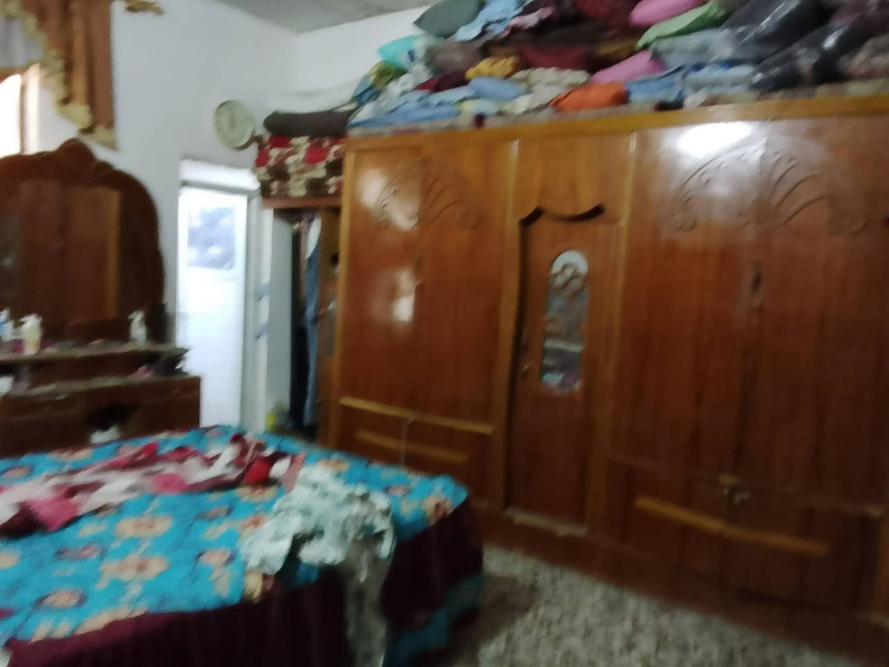 السلام عليكم
دار للبيع في حي سكينة مساحة 180 صب أساس بيت كاشي سقف سندويج غرفة5*4 + مطبخ 5/4 + حمام داخلي وخارجي+ هول 7*4 + مضيف 6*4 يبعد عن التبليط 50 متر الموقع شارع ابوكمال قرب المولد بين حي سكينة وحي عرار 
السعر : 26 وبيها مجال 
استفسار ***********//***********
