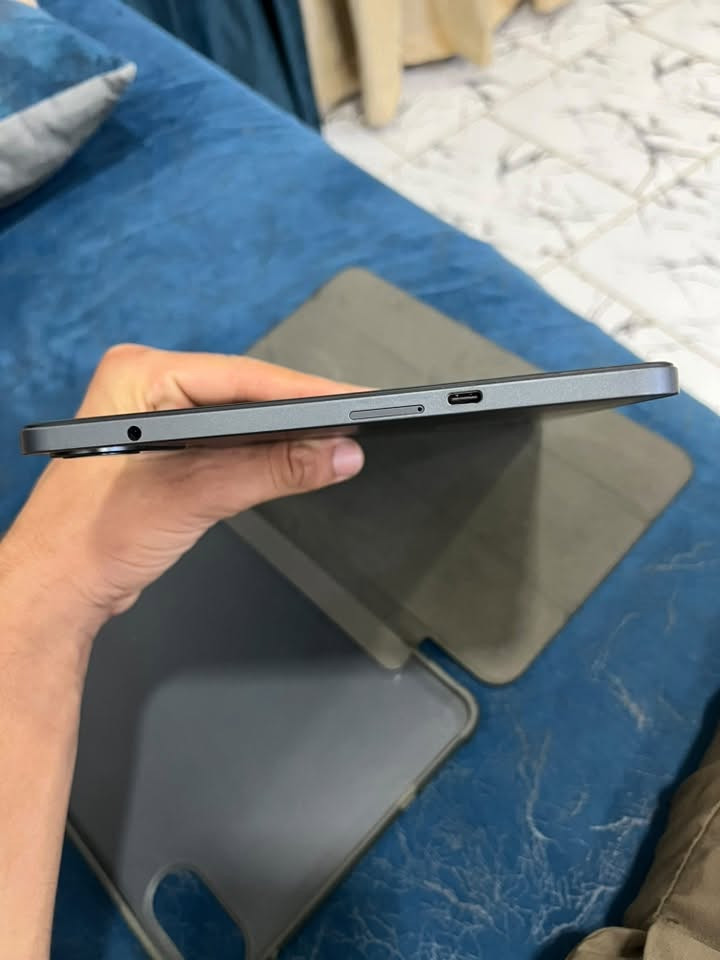 ايباد للبيع   Blackview MEGA 2

استخدمته قليل  يعني بعدة جديد 
و ملحقاته كاملة مثل ما موضح بالصور 

الشاشة: 12 بوصة IPS بدقة 2000×1200 (2K).

المعالج: Unisoc T615 ثماني النواة.

التخزين: 256GB، ويدعم إضافة بطاقة ذاكرة حتى 2TB.

الرام: توجد نسخة 12GB RAM مع إمكانية التوسعة الافتراضية حتى 24GB إضافية؛ لذلك الأفضل في الإعلان أن تكتب 12GB + 24GB توسعة بدل تقديم الـ24GB كلها كرام حقيقية. 

البطارية: ضخمة 9000mAh مع شحن سريع 18W.

الكاميرات: خلفية 16MP وأمامية 8MP.

الصوت: سماعات Dual-BOX.

النظام: Android 15.

يدعم Wi-Fi، ونسخة MEGA 2 الخلوية تدعم 4G وشرائح SIM حسب الإصدار. 
الوزن حوالي 615 غرام وسماكته 8

السعر 225 ألف بي مجال قليل 

التواصل واتساب فقط  ***********
