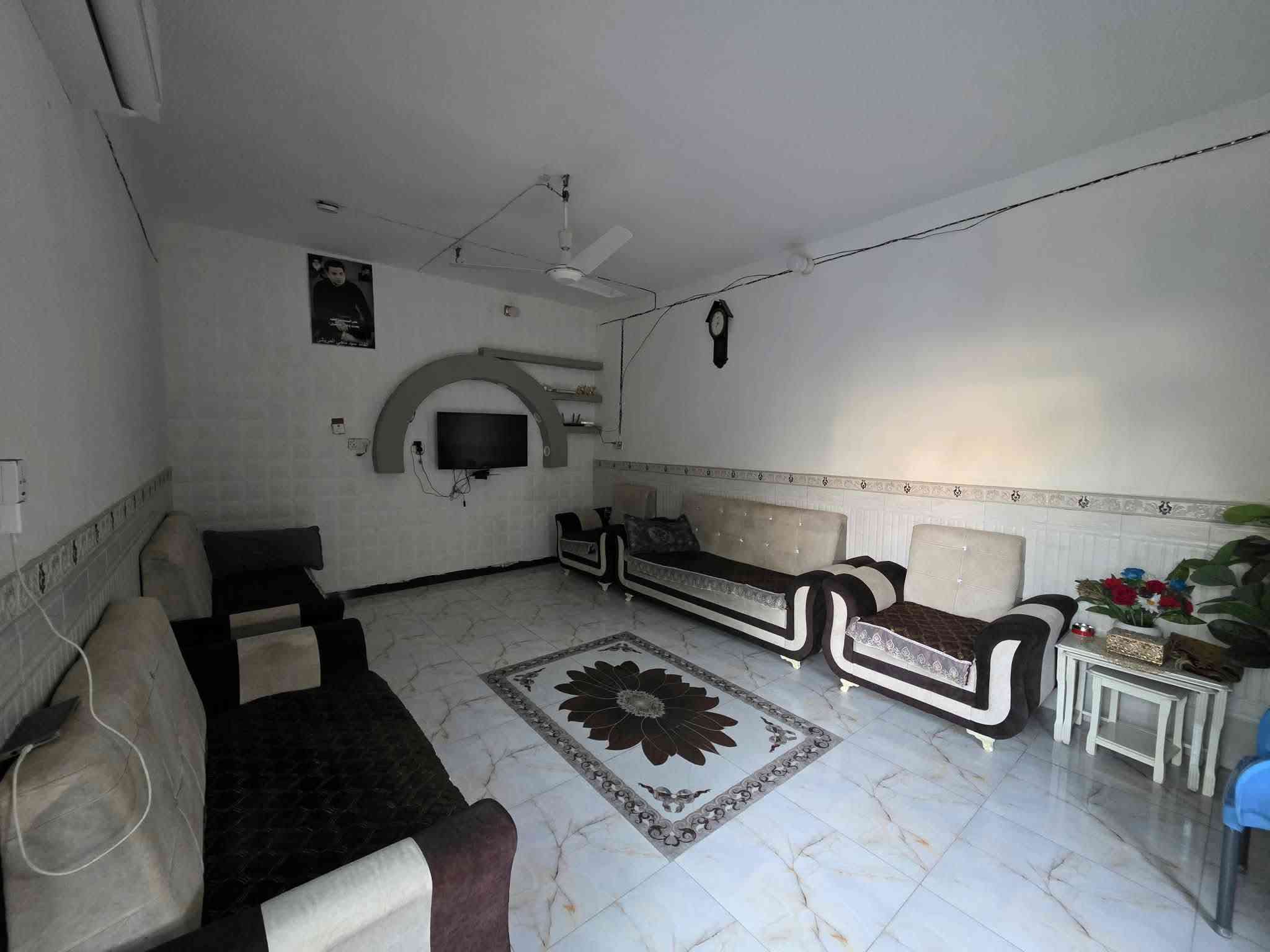 بيع مستعجل وسعر معقول 
السلام عليكم  .دار للبيع طابقين .
العنوان الحمزة الغربي .شارع علي قمارة 
  ...المساحه 200م .. يتكون من غرفتين نوم واستقبال وصاله واسعه ومطبخ  وصحيات داخلية وخارجية والطابق الثاني غرفة وصالة.البيت نضيف جدا بناء حديث وجديد .. .السعر  خاص او اتصل ***********
***********
