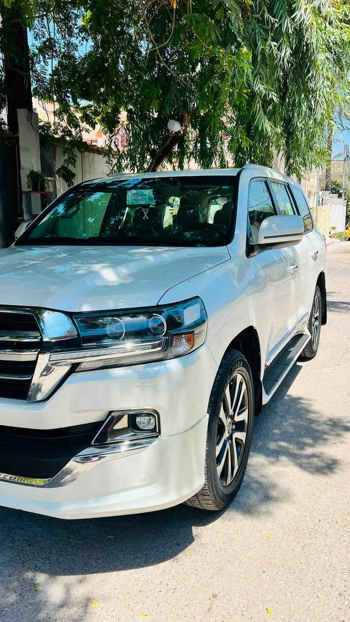 🔥 للبيع | تويوتا لاندكروزر GXR Grand Touring بريم 2019 🔥سنوية بأسمي 

إذا ادور لاندكروزر نظيف وممشى حقيقي بعيد عن السيارات المتعبة والملعوب بيها فهذا خيار يستحق المعاينة.

✅ موديل: 2019
✅ الفئة: GXR Grand Touring (بريم) 🌴 
✅ المحرك: 4.0 V6
✅ الممشى: 95,000 كم (ممشى حقيقي)
✅ اللون: أبيض صدفي
✅ الداخل: جلد
✅ عدد المقاعد: 7
✅ اللوحة: بغداد خصوصي
✅ بدون صبغ ولا تبديل – لا دبل كود – لا مشاكل ميكانيكية لا pdr ولا حالوب 

أبرز المواصفات:

⭐ فتحة سقف
⭐ تشغيل بصمة + تشغيل عن بعد
⭐ Apple CarPlay & Android Auto
⭐ شاشة كبيرة
⭐ كاميرا خلفية
⭐ صندوق تبريد ثلاجة
⭐ المقاعد الأماميات كهرباء 
⭐ باب خلفي كهربائي
⭐ أبواب Soft Close ترحيب
⭐ مثبت سرعة دبل ماوس اصلي
⭐ حساسات وقوف امامية وخلفية
⭐ مصابيح LED مع الزينون اصلي شركة 
⭐ نظام ABS والثبات الإلكتروني
⭐ التحكم بالنزول من المنحدرات 
⭐ نظام تعليق مريح مع طفاية اصلية
⭐ السونر مرفق مع الصور
⭐داير ارباك مع المري شفط وقلاب

🚘 السيارة استعمال شخصي محافظ عليها بكل تفاصيلها والصيانة الدورية مستمرة وجاهزة للاستخدام ولا تحتاج أي دينار مصروف.

📍 مكان السيارة: بغداد – معارض الكريعات (الوقف السني)

📞 للتواصل: ***********

⚠️ السوم للجادين فقط وبعد المعاينة 
ورجاءً عدم بخس السيارة لأن سعرها بلاش.
السعر 485 ورقة 
ولا اكو هيچ سعر مناسب وبالخير على الياخذها
