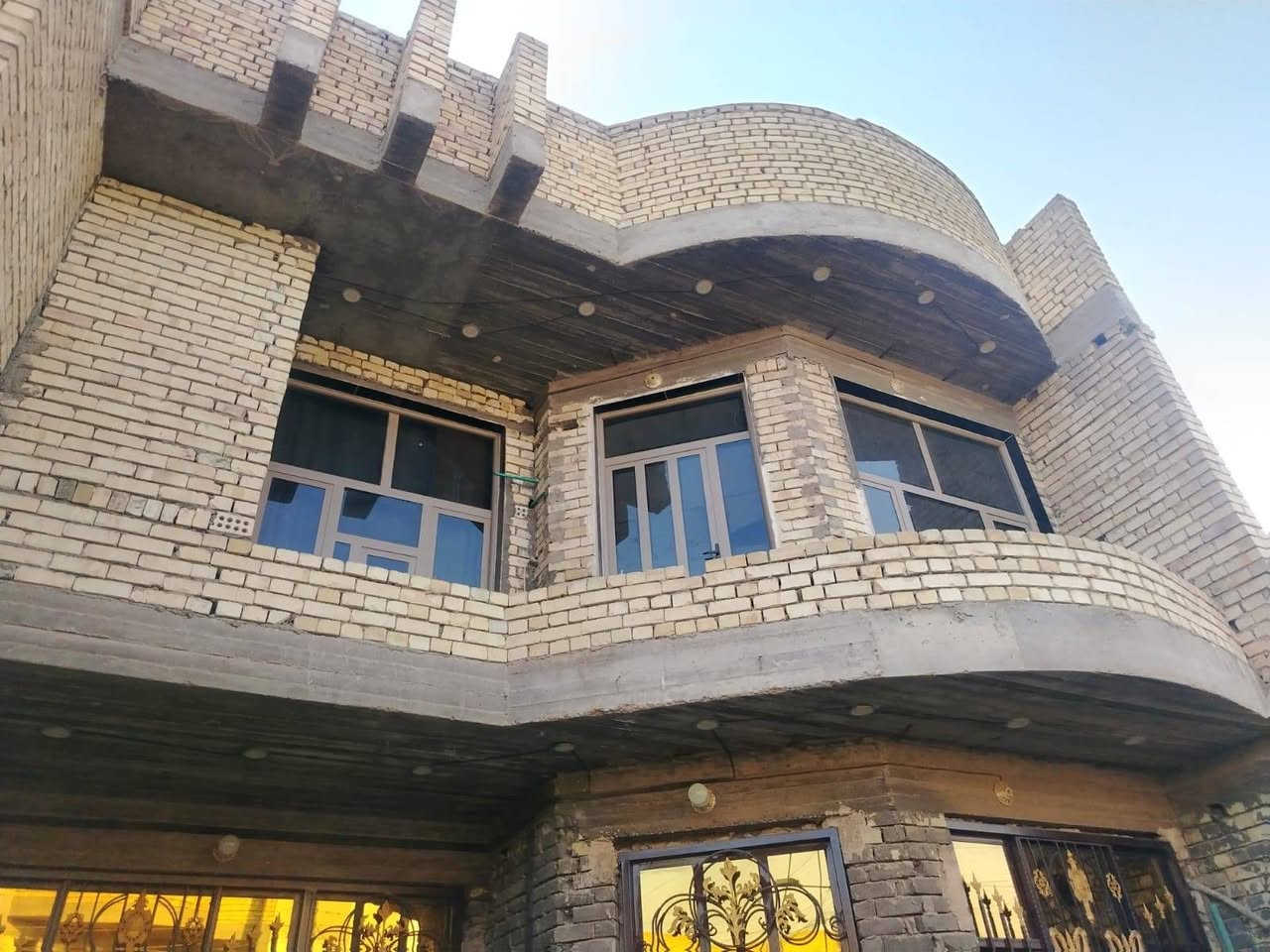 🏡 بيت للبيع – بناء حديث

📍 الموقع: بغداد – الأورفلي، قرب شركة الأنوار، فرع أسواق الموسوي.

🔹 المساحة: 200 متر (25 × 8)
🔹 البناء: حديث، طابقان

مواصفات البيت:

- 6 غرف نوم
- صالة كبيرة
- غرفة استقبال واسعة
- مطبخ حار
- مطبخ بارد
- تصميم عصري وتشطيب ممتاز
- مناسب للعوائل الكبيرة

للاستفسار ومعرفة السعر أو تحديد موعد للمعاينة، يرجى التواصل على الرقم: ***********
