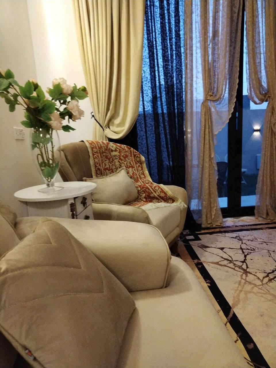 بيت للبيع في بعقوبة قريب من الطريق السريع قرب تقاطع السادة مساحته 150 م2 طابو زراعي سند 25 يحتوي على غرفتين نوم وحدة منهم سويت  وهول ومطبخ حار وبارد ويحتوي على اثاث تخم قنفات وغرفة نوم ما عدا المراوح وثرية وسخان وماطور مي ومتوفر الكهرباء والماء والمجاري.. من يرغب بالشراء الاتصال عالرقم ***********

