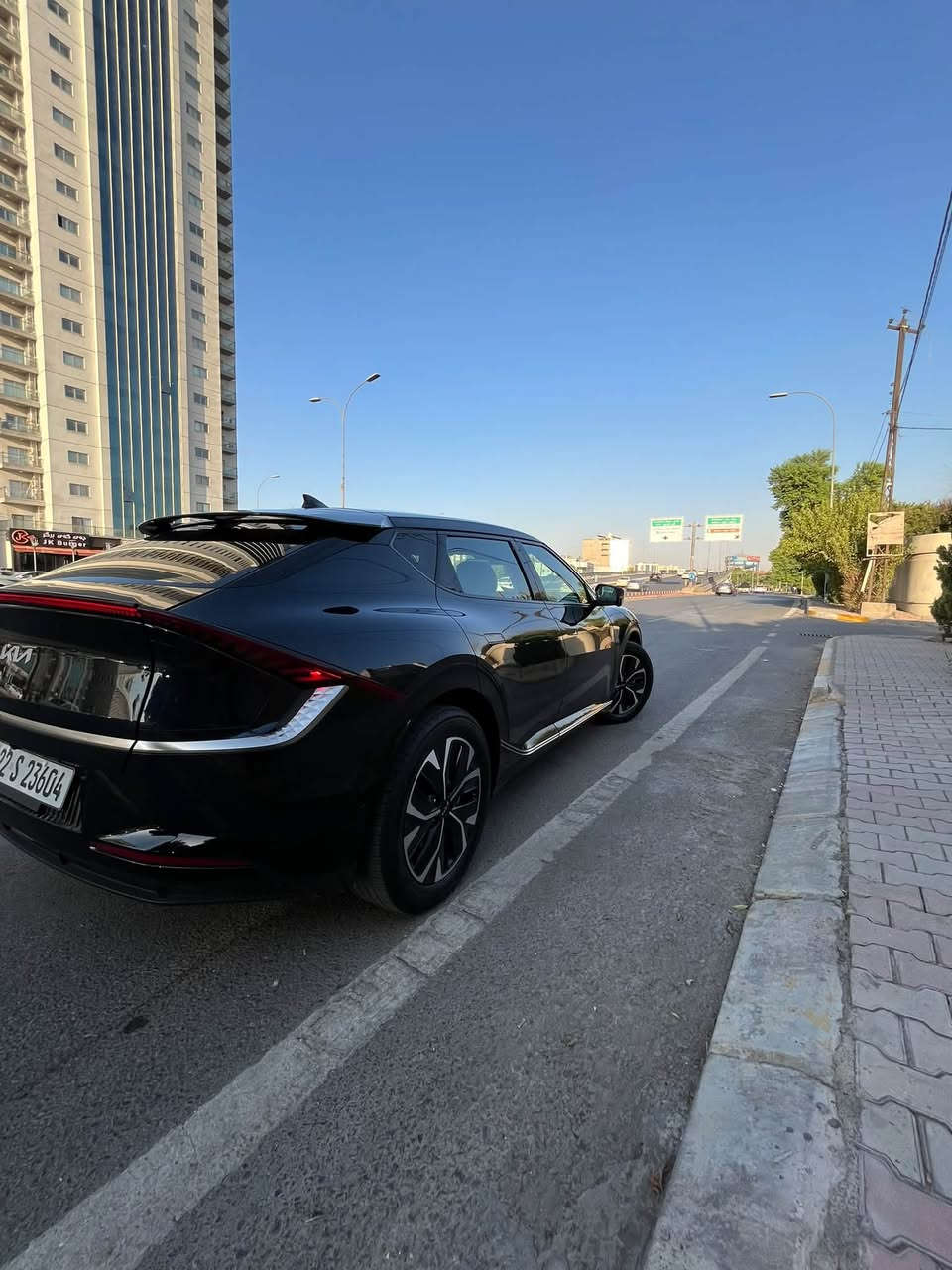 للبيع | Kia EV6 2024 ⚡️🔥
▪️ الموديل: 2024
▪️ كهربائية بالكامل ⚡️
▪️ دبل ماطور AWD
▪️ المدى: يصل إلى 600 كم 🔋
▪️ البطارية: 77.4 kWh
▪️ القوة: 320 حصان
▪️ العزم: 605 نيوتن متر

⭐️ المواصفات:

▪️ فول أوبشن
▪️ كشنات جلد أبيض
▪️ كشنات كهربائية
▪️ تدفئة وتبريد الكشنات ❄️🔥
▪️ ذاكرة كشن السائق
▪️ Head-Up Display (داته شو)
▪️ كاميرات 360 درجة
▪️ حساسات أمامية وخلفية
▪️ شاشة وسطية + شاشة عدادات رقمية
▪️ Apple CarPlay / Android Auto
▪️ شحن لاسلكي للموبايل
▪️ نظام صوت Meridian 🔊
▪️ دركسون مدفأ
▪️ مثبت سرعة متكيف
▪️ Blind Spot
▪️ دخول وتشغيل بدون مفتاح
▪️ إضاءة LED
▪️ مرايا كهربائية

📍 مرقمة أربيل
⚡️ سيارة كهربائية فخمة، دبل ماطور، فول مواصفات
📞 الاستفار ***********
كلين ايرباك سليم حادثها راس البونيد شبر فقط صور الحادث مرفوعه بالمنشور ماشيه 800 الف
السعر 195 مجال

نص مكتوب في الصور:
- BIDCARS
