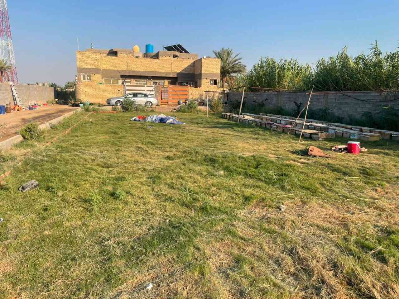 دونم للبيع على الشارع العام مقابيل قرية الشمامطه يحتوي على بيتين وحديقه كبيره ومساحه خلف البيوت كبيره سند ٢٥ الستفسار على الرقم *********** كل بيت مساحت البناء ٣٠٠ متر بناء حديث

