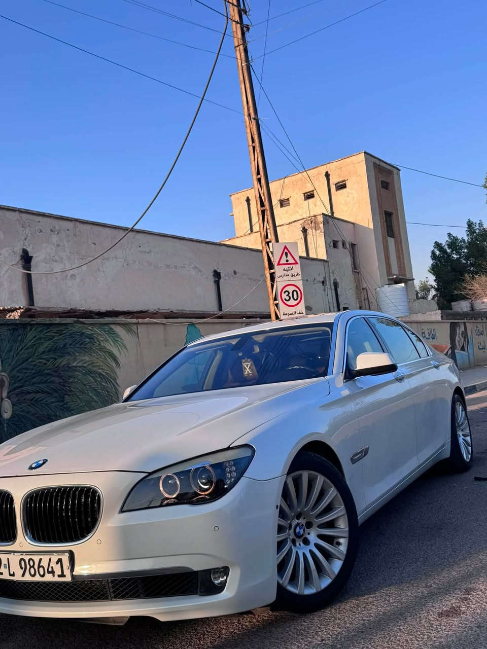 السلام عليكم   
                            BMW F02 2012 750Li ادوات 
لون ابيضّ لؤلؤي ماشية 98 الف كيلو جديدة زيرو ⚪️
أتحدى العراق إذا اكو هيج نضافة بهيج سعر 
مكينة وكير  وكهربائيات كفااالة شرط 
تخم ويل 2014 وتخم تاير  جديد وباتري kgm جديد توني شاد
تبريد ثلج امامي وخلفي 
صدر امامي  توني شادة والخلفي بلادي جديد 
السيارة بالواقع احلى بألف مرة من الكامرة للعلم ما بولشه ابداً
المواصفات من لباچر ما خلص بس لليحب تفاصيل 
1.داخل ماروني   بلادي 📌 نضافة 100%1000
2.كشنات امامي تدفئة و تبريد وميموري ومساج 💆🏻
3.كشنات خلفية متحركة و تبريد تدفئة ومساج وميموري
4.نظام صوت HARMAN KARDON LOGIC7 هارمن كاردون مرعب 
5بلوتوث واوكس  وسيدي تشنجر و DVD حتى كاسيت😂
6. شاشات خلفية بلادية تحكم بالروموت 
7. خمس كامرات 
8.حساسات PDC  شغالة مع كامرة خلفية 
9.مري شفط 
10. بيبان وصندوق شفط 
11.خمس برات 
12. خمس  وضعيات قيادة سبورت بلاس وكومفورت  وايكو بلاس والخ ..
13.فتحة سقف 
14. نضام زنون عالي ناصي ب250 دولار لان البلادي مو قوي 
وبعد كلش هواي تفاصيل بس ذكرت المهمات 
🔴نقوصاته حشاكم چوبلس خلفي السكن  من تضل واكفة  تلاثة اربعتيام ينزل بس  اطبك يوم يومين ما ينزل ABS بيه مشكلة مشغل العلامات بالدشبول كلهن بس انته تاخذه صافية 100‎%‎100 وبيه چبنة التوربات مال گير تذب دهن غير تعاتبني وللعلم غير الABS لأن ظاهر عادي اغلس بس انا اريد اطي الصافي ليش تخابرني ها وها هاذ البيه تريد انا اكمله تريد انته مو مشكلة 
أعيد واكرر ادوات السيارة بالكارتون 
السعر 120 وبيه مجال للطيبين 
عنوانه بصرة معقل 
هـ *********** اتصل وتشلع عيني
