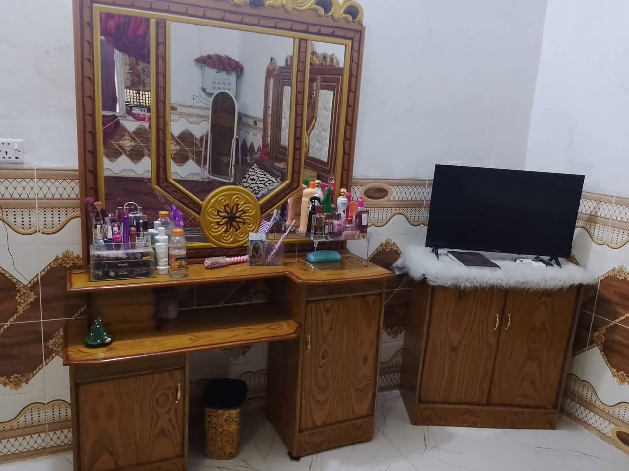 سلام عليكم غرفة نوم البيع  السعر 500وبيهة مجال العنوان الخالص حي المشتبئ تلفون ***********
