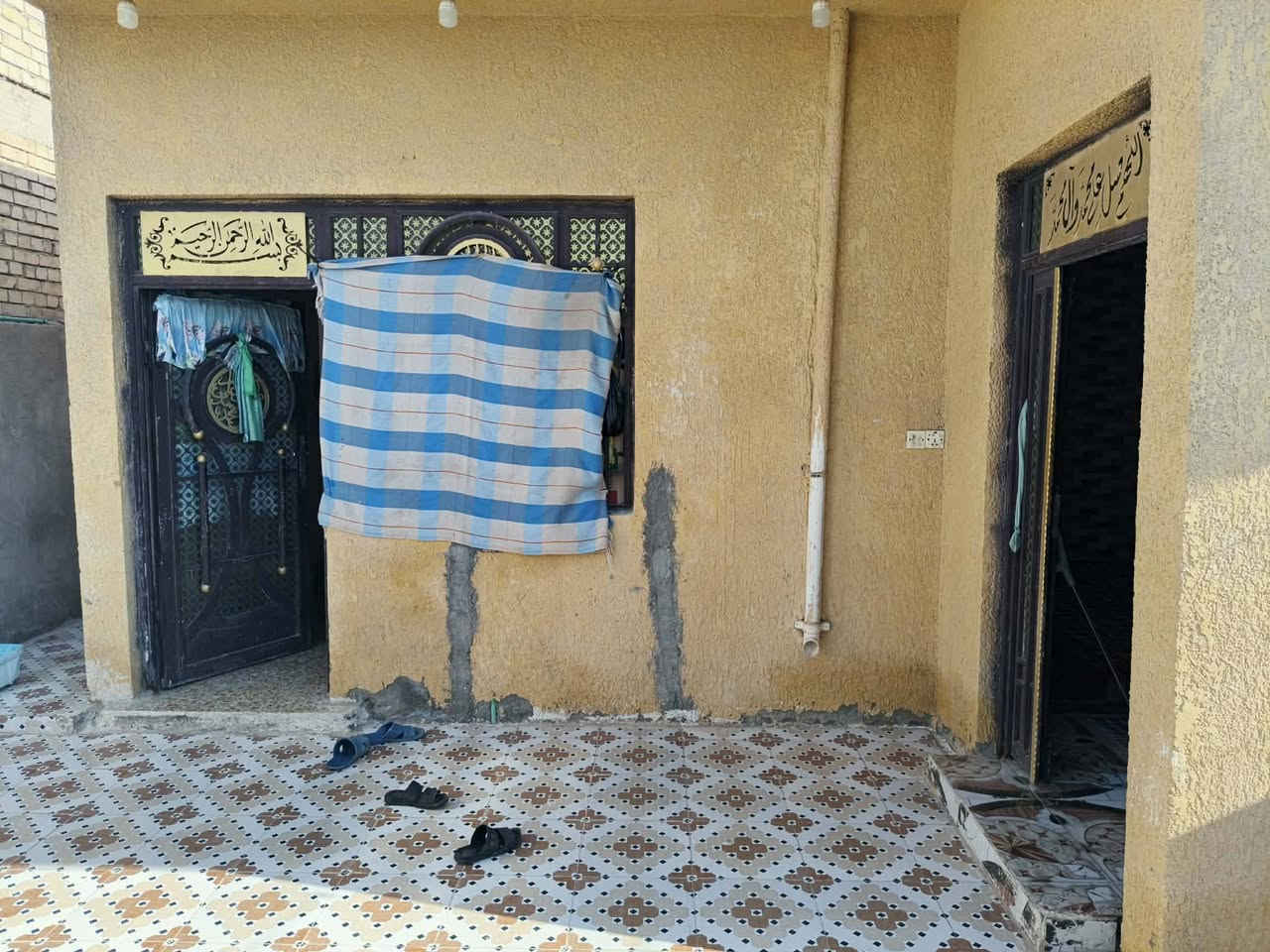 🔷🔹دار سكن للبيع 
🔷حي الحكيم نزلت التمايمه 
🔷😍 المساحه 180متر
🔷🔹بناء بلوك وبيه طابوك والسكف صب 
🔹🔷 غرفتين وصاله ومطبخ واستقبال وصحيات داخليه وخارجيه وكراج وحديقه
🤩🔷 ارضيه سيراميك وجدار سيراميك 
🔷طابو زراعي سند25.💎مرقم من قبل البلديه مشمول بل تطويب
💵💵💸 السعر40 مليون وقابل للتفاوض للاستفسار الاتصال 
🔷***********

يبعد عن الشارع 500متر
🔷🤩اومراسلة الصفحه
