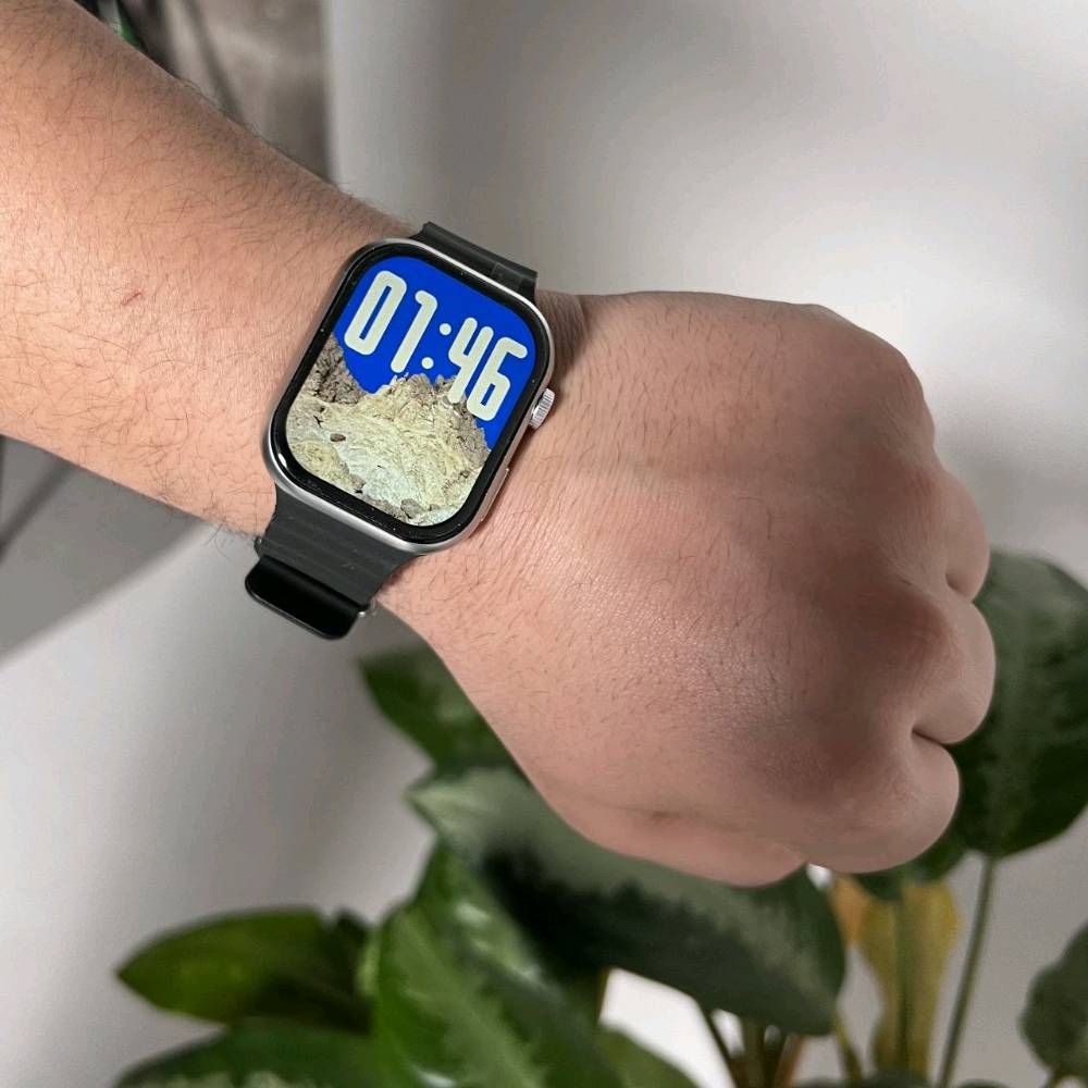بوكس ساعة لمس وسماعة وايربود موديل Z-3437

ROCK-450 Smart Wristband + TWS
 Earbuds – سوار ذكي مع سماعات لاسلكية

سوار ذكي عملي يجمع بين شاشة كبيرة عالية الدقة وسماعات لاسلكية بتصميم TWS داخل نفس العلبة، مناسب للاستخدام اليومي وتتبع النشاطات الأساسية.

• شاشة Ultra Large High Definition لعرض البيانات بوضوح

• يدعم الاتصال عبر Bluetooth (إصدار 5.3 في السماعات)

• قياس عدد الخطوات والسعرات الحرارية والمسافة

• أوضاع رياضية: مشي، جري، ونط الحبل

بوكس ساعة لمس وسماعة وايربود موديل Z-3437

• استقبال إشعارات المكالمات والرسائل

• سماعات لاسلكية تدعم اللمس للتحكم بالمكالمات والموسيقى

• إمكانية استخدام السماعات بشكل منفصل أو معًا (TWS)

الساعة الذكية:
• نظام التشغيل المدعوم: Android 5.0 فأعلى / iOS 9.0 فأعلى
• البلوتوث: Bluetooth 4.0
• نوع البطارية: Lithium Polymer
• نطاق درجة الحرارة التشغيلية: ‎-10°C إلى 50°C
• الحساسات: مستشعر تسارع إلكتروني

السماعات اللاسلكية:
• إصدار البلوتوث: 5.3 + EDR (استهلاك منخفض للطاقة)
• تردد البلوتوث: 2.4GHz
• مدى الاتصال: 15–25 متر
• سعة بطارية علبة الشحن: 300mAh
• سعة بطارية السماعة: 30mAh لكل سماعة
• وقت تشغيل الموسيقى: 2–3 ساعات
• وقت المكالمات: حوالي 4 ساعات
• زمن الشحن: حوالي 1 ساعة
• جهد الشحن: 5V

محتويات العلبة:
• ساعة ذكية ROCK-450
• 4 سوارات
• زوج سماعات لاسلكية TWS
• علبة شحن للسماعات
• كابل شحن
• دليل استخدام
السعر: 25 الف 
التوصيل: 3 بغداد 5 محافظات