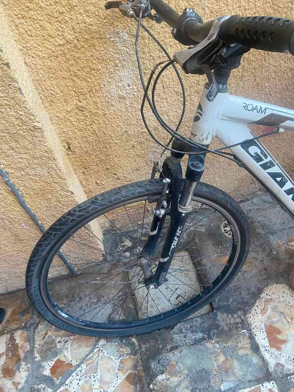 سلام عليكم 
للبيع 
جاينت حجم ٢٧ ونص
بي تعديلات بسيطة وحاليا يم مصلح باجر يكمل 
عنواني الحرية للبيع سعرة ١٥٠ وبي مجال بسيط 
***********
