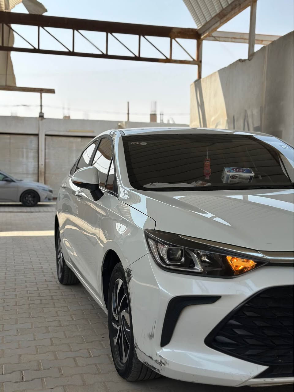 بايك U5 بلس (BAIC U5 Plus) موديل 2026 
 بحالة ممتازة
 * المحرك: 1.5 لتر (4 سلندر) اقتصادي وقوي.
 * ناقل الحركة: أوتوماتيك (CVT) / سلس ومريح بالقيادة.
 * المسافة المقطوعة: (60 الف ).
 * اللون: (ابيض).
 * المواصفات والكماليات:
   * شاشة وسائط كبيرة مقاس 12.3 بوصة + شاشة عدادات رقمية.
   * كاميرا خلفية .
   * مقاعد جلد فاخرة ومقصورة واسعة ومريحة.
   * تكييف عالي الكفاءة مع فتحات خلفية.
   * أنظمة أمان متكاملة (ABS, EBD, نظام الثبات الإلكتروني ESP).
*انظمة ثلاث : سبورت ونورمل وايكو
  
 * الحالة العامة: السيارة نظيفة جداً بيها فقط باب السائق دحجة خفيفة جداً 
رقمها بغداد دولي 
 * السعر: (120$) وبيها مجال بسيط 

📞 للتواصل والاستفسار: (***********). النجف, العراق
