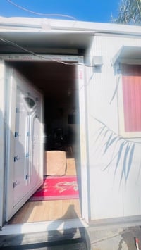 كرفان كامل مع تواليت المساحة 3X4 نضيف نضافة 90% المكان الضباط الصحفيين...