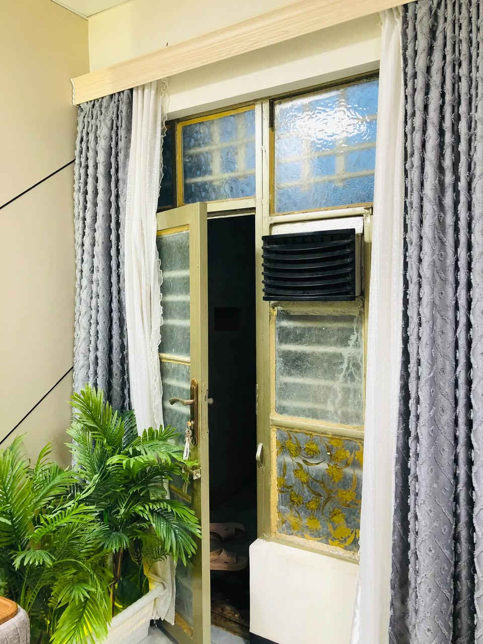 بيت للبيع 100م مربع في حي ميسان شارع 60 شارع الزوار زراعي اقرار محكمة اساس صب كونكريت والسقف كونكريت صب يحتوي على حمام خارجي +كراج+ استقبال+مطبخ+صاله+حمام +تواليت+مكشوفه +غرفه فوك+ يباع مع كاونتر وتخم الصاله مع تخم الاستقبال والطباخ والسبلت جديد للتواصل ***********
