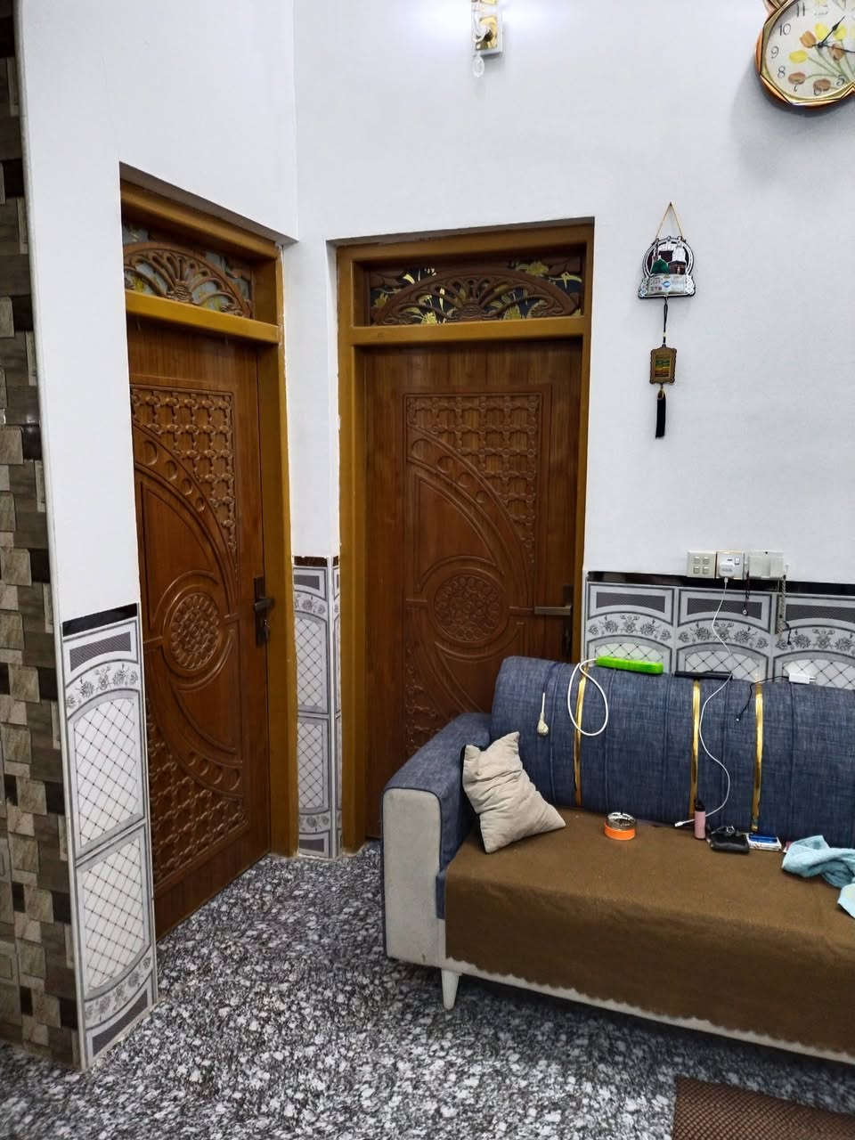 الدارللبيع حديث البناء المعاره قرب البزل شارع ابو عقيل المختار يبعد عن الشارع 80متر زراعي 25يحتوي على غرفتين نوم وصاله وستقبال ومطبخ المساحه 190م البيت جاهز السعر 60بي مجال الاستفسار ***********
