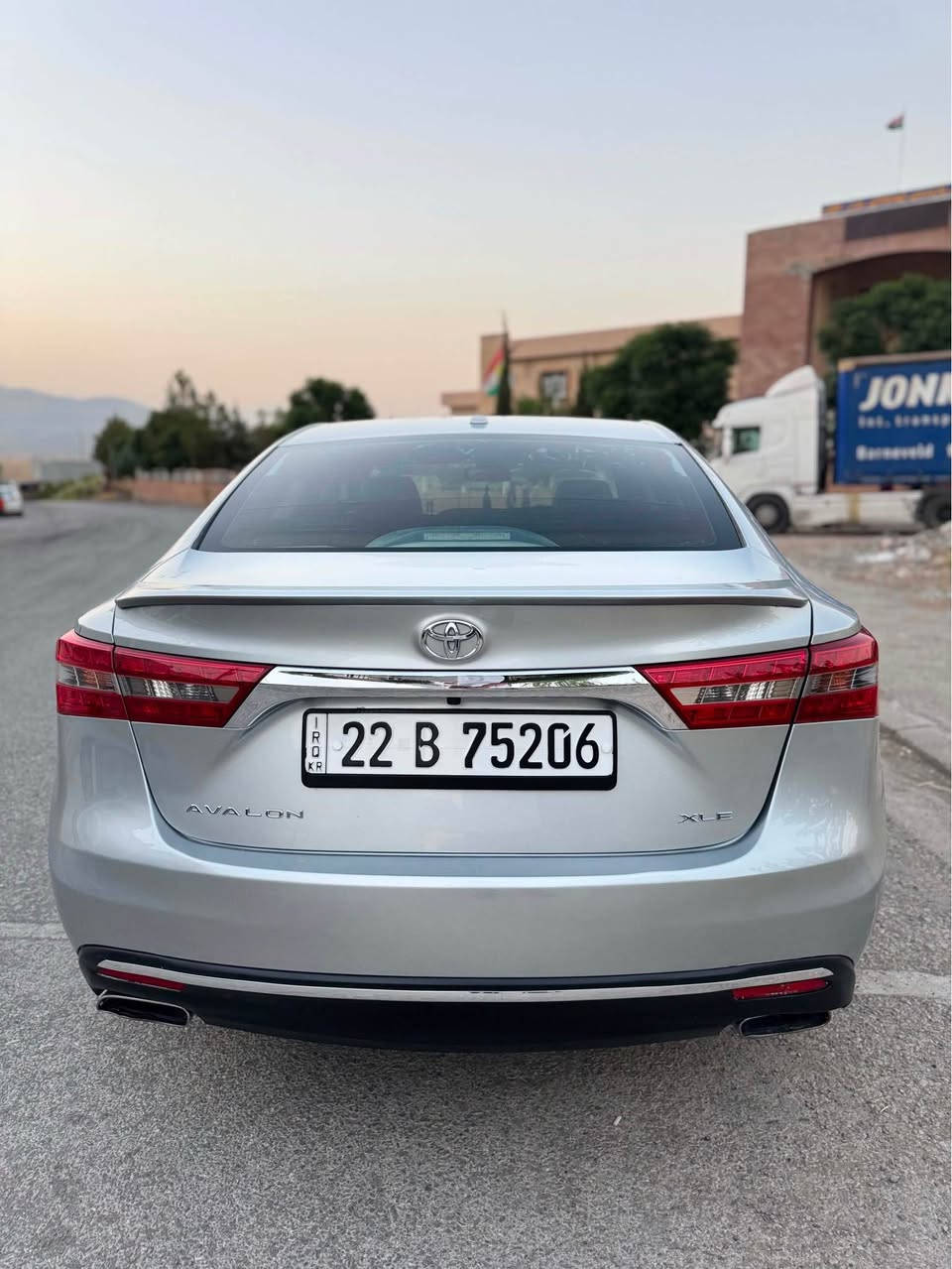 تۆیۆتا ئەڤەلۆن 2017 XLE 
 مواسەفات ئەمریکی بێ سلاید
6 پستۆن (3.5L) 
154 مایل رۆیشتوە
کوشنی چەرمی ڕەش + کوشن کارەبایی و هیتەر.
شاشەی گەورەی لەمس + کامێرای دواوە.
بەسمە،  بلوتوث، Apple CarPlay و Android Auto.
ڕاداری پێشەوە (برێکی ئۆتۆماتیک) + ڕاداری خاڵی کوێر (Blind Spot) + هێڵی جادە.
شێوازی لێخوڕین: سێ مۆد (Sport / Normal / Eco).

تەنها بۆنیتی بۆیاغە جەمپێکی  پێشەوەی هەیە
هەمو گیانی بەشەرت
کارەبای هەموی بە شەرت کوشنەکانی بە شەرتی ئەوەی زۆر نوێ بن ، چوار تایەی تازەی لە سەرە 
گێر و مەکینە و تحویل بەشەرت 

ژمارەی خاوەنەکەی 
*********** سوران, أربيل

