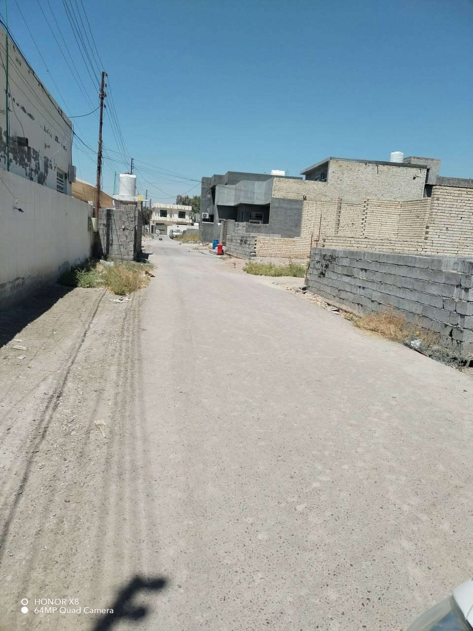 قطعه ارض طابو ٢٠٠ متر مسيجه وجاهزه للبناء خدمات كامله تبليط مي كهرباء موقعه قريبه من الشارع العام ومن السوق بالمدائن سلمان باك قطع فارس وهذه صور المنطقه وصوره سند ملكه الارض سعر البيع 40 مليون واجه 10*20 الشراي يتواصل وياي ويتدلل *********** وتساب
