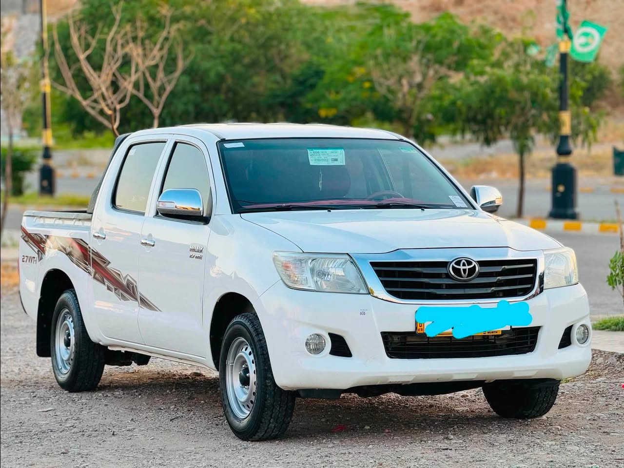 مەرزێ
٢٠١٣
١٢٠ هەزار ڕۆشتووە 
سەیارەکە سفرە 
یەک دینار مەسروفی نیە 
هەتا حەزکەی جوانە 
سەیارەی مەعرەز نیە
چوار تایەی لۆکە 
کامل ئەشیای شەریکەی ماوە 
گێڕ و مەکینە و ئەکسل بەشەرت 
سەیارەکە چەوریشی نەداوە لۆکە 

سعری ١٩٥ مجال
*********** 
مشتەری نیت سەرم مەیەشێنە
