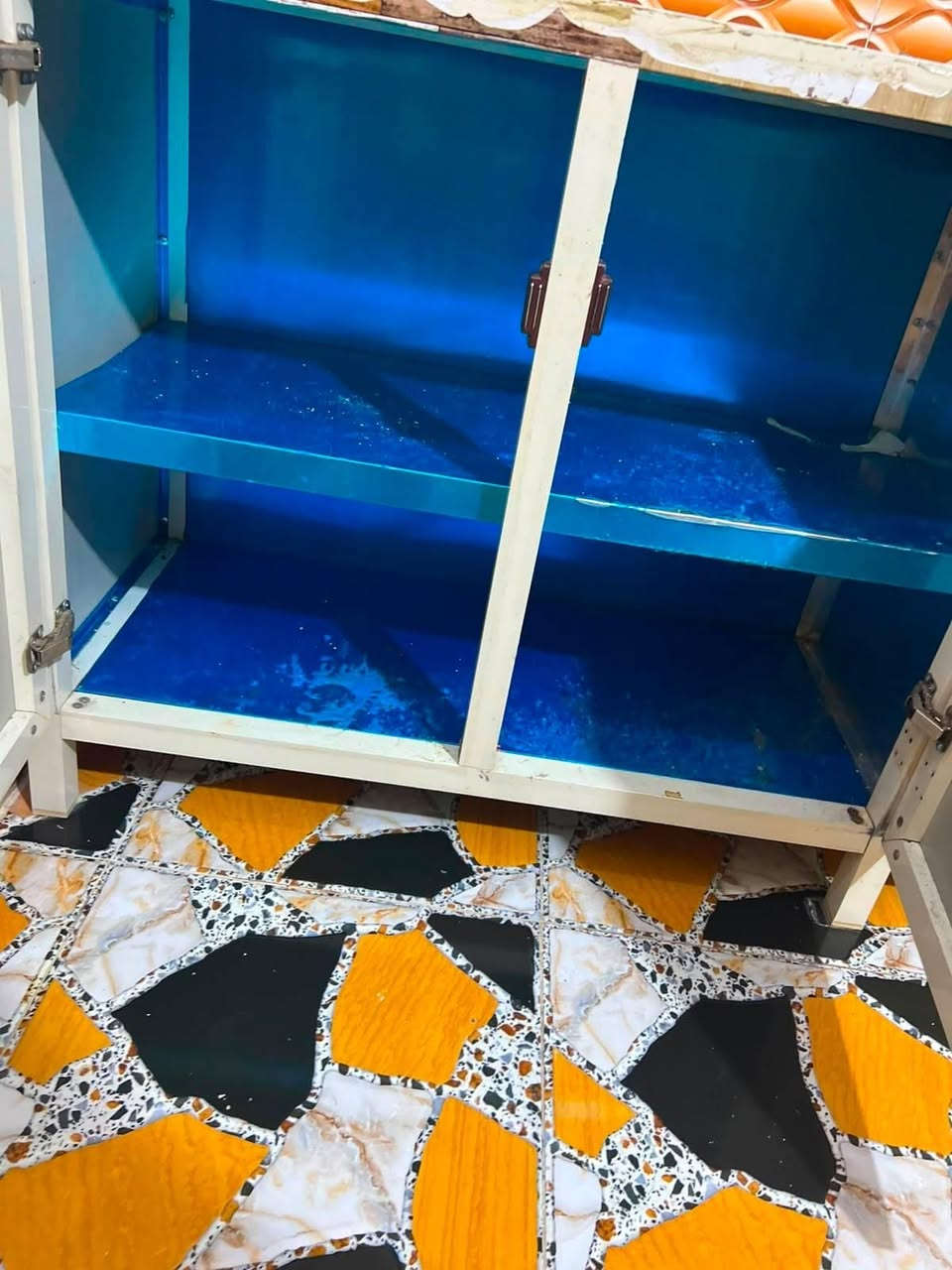 كاونتر ٣ قطع هاي قطعتين والسنك كبير جناحين كلش نضيف وشغل درجة أولى مكانه بعقوبة السعر 300 بيه مجال
***********

