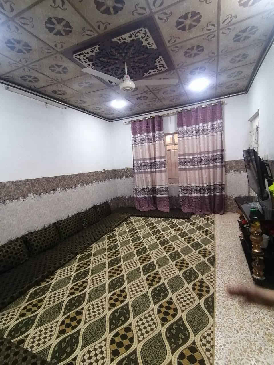 دار للبيع حي الرشيدية قطاع الخامس قرب جامع الورشان طابق واحد مساحه 150متر واجهه 10عمق 15متر غرفتين نوم واستقبال وهول وسط ومناور ومشتملات داخل وخارج ومطبخ وكراج وبي وصل بلدية يبعد عن السوق الروضه 150متر الاتصال ***********
