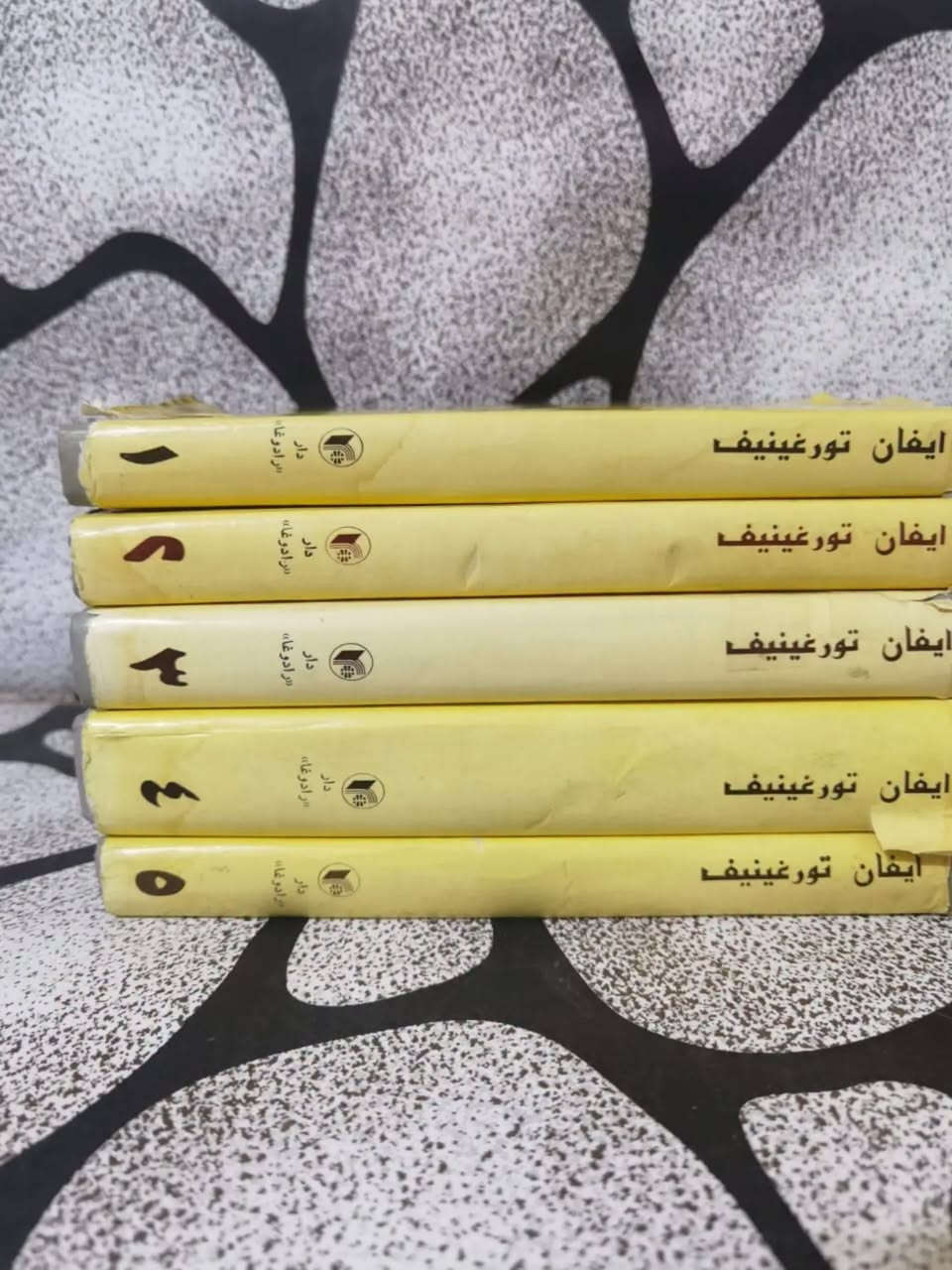 ❊ 💠نادرة ❊ إيفان تورغينيف - المؤلفات المختارة (5 مجلدات) 💠 ❊ «الطبيعة ليست معبداً بل ورشة عمل، والإنسان عامل فيها.»
🖋️ المؤلف: إيفان تورغينيف
🏠 دار النشر: دار رادوغا، موسكو
📅 سنة الطباعة: 1984م.
 . ✨ الحالة الفنية: نسخة أصلية نظافة تامة للكتاب بحكم الجديد
. ​💰 السعر: 160 ألف دينار عراقي.
✨ النسخة المتوفرة واحدة فقط.
 🚫: أولوية الحجز يكون للتعليق على صفحتي الشخصية في فيس بوك. ━━━━━━━━━━━━━
 « عن الكتاب ومميزاته »
 تُعدّ مجموعة "المؤلفات المختارة" لإيفان تورغينيف، الصادرة عن دار رادوغا العريقة في موسكو، درّة من درر الأدب الروسي الكلاسيكي الذي خلد تحولات المجتمع الروسي في القرن التاسع عشر. يضم هذا العمل البديع في خمسة مجلدات نخبة من أشهر رواياته وقصصه الخالدة، وعلى رأسها التحفة الفنية "الآباء والبنون" ورواية "في العشية" إلى جانب قصص أخرى وثقت الصراع الفكري بين الجيل القديم والجديد بعمق نفسي مذهل. تتميز ترجمات دار رادوغا بدقتها وأصالتها الفنية العالية، مما يضع القارئ في قلب المشهد الثقافي والروحي لأدب القرن التاسع عشر الذهبي. تُعتبر هذه المجموعة المكونة من خمسة مجلدات كنزاً أدبياً لا يُقدر بثمن لكل عشاق الرواية العالمية الكلاسيكية
. ━━━━━━━━━━━━━━
💬. للحجز والاستفسار:ضمن التعليقات فقط ثم التثبيت يكون على الخاص أو رقم المكتبة ***********
 🚚 يتوفر شحن لجميع المناطق العراقية والشحن أسبوعياً كل يوم سبت. ⟦ الحجز لمدة أسبوعين فقط، وبعد ذلك تنشر الكتب من جديد ⟧.
 النشر أولا يكون على صفحة الانستغرام ثم على صفحتي الشخصية في فيس بوك وفي مجموعة ضفاف دجلة . https://www.instagram.com/aboalmajed83?igsh=Zm56d3R2dWVrN2Iy
✦ ملاحظة ✦ عروض حصرية على قناتنا على الواتس لطفاً لا أمراً الاشتراك بها https://whatsapp.com/channel/0029VbCEML00gcfSLPuxT92u
#مكتبة_الراشد #الراشد_للكتب #الأدب_الروسي #إيفان_تورغينيف #روايات_عالمية
