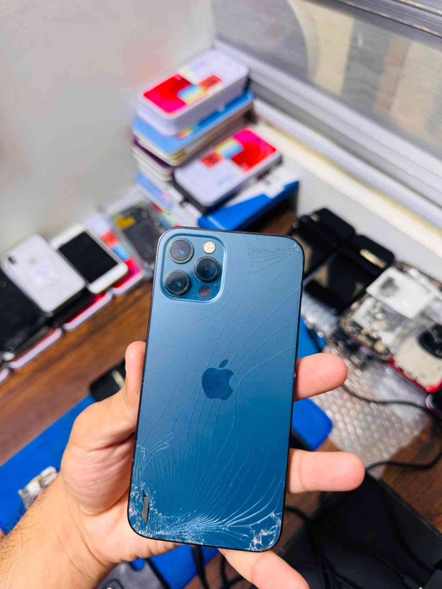 السلام عليكم
ايفون 12 برو 

ذاكره 256 

بطاريه 100 

مبدله شاشه وبطاريه كلشي بي شغال سعره 245 نهايتة 

مكاني بغداد الغزاليه لاستفسار واتساب فقط 

***********

نص مكتوب في الصور:
- حول الاسم iPhone إصدار iOS 17.0.1 اسم الطراز iPhone 12 Pro رقم الطراز MGMT3FS/A الرقم التسلسلي DNPFF0Y10D95 سجل تاريخ القطع والخدمعة الأغاني الفيديوهات الصور السعة 256 غ.ب. متوفرة 236.23 غ.ب.
- القطع والخدمة
- تجمع Apple سجل تاريخ القطع والخدمة، وهذا
- السجل يعرض معلومات عن هذا الـ iPhone
- وحالته وتفاصيل إصلاحه. معرفة المزيد...
- يتوفر تكوين
- البطارية
- تم اكتشاف بطارية جديدة. يرجى إعادة التشغيل لتكوين
- البطارية الجديدة لهذا الـ iPhone، معرفة المزيد...
- إعادة التشغيل والانتهاء من الإصلاح
- يحتتاج iPhone أن يكون مستوى شحن البطارية ٢٠٪ على الأقل
- لإتمام الإصلاح
- سجل تاريخ الخدمة
- الشاشة
- غير معروف