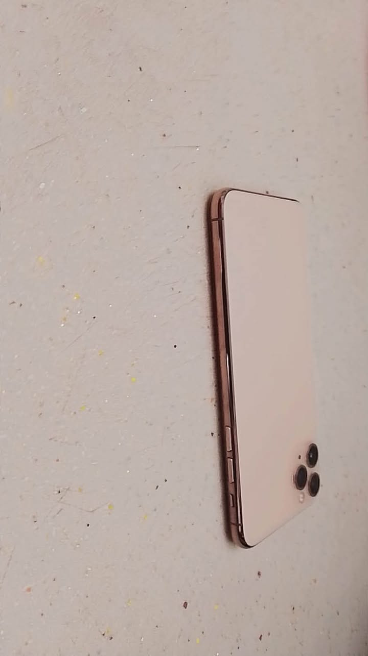 مبايل آيفون 11برو ماكس جهاز نضيف ذاكره 64 بطاريه90 مبايل نضيف مكفول من كولشي ما مبدل منه شي  سعره 375 رقم ***********
