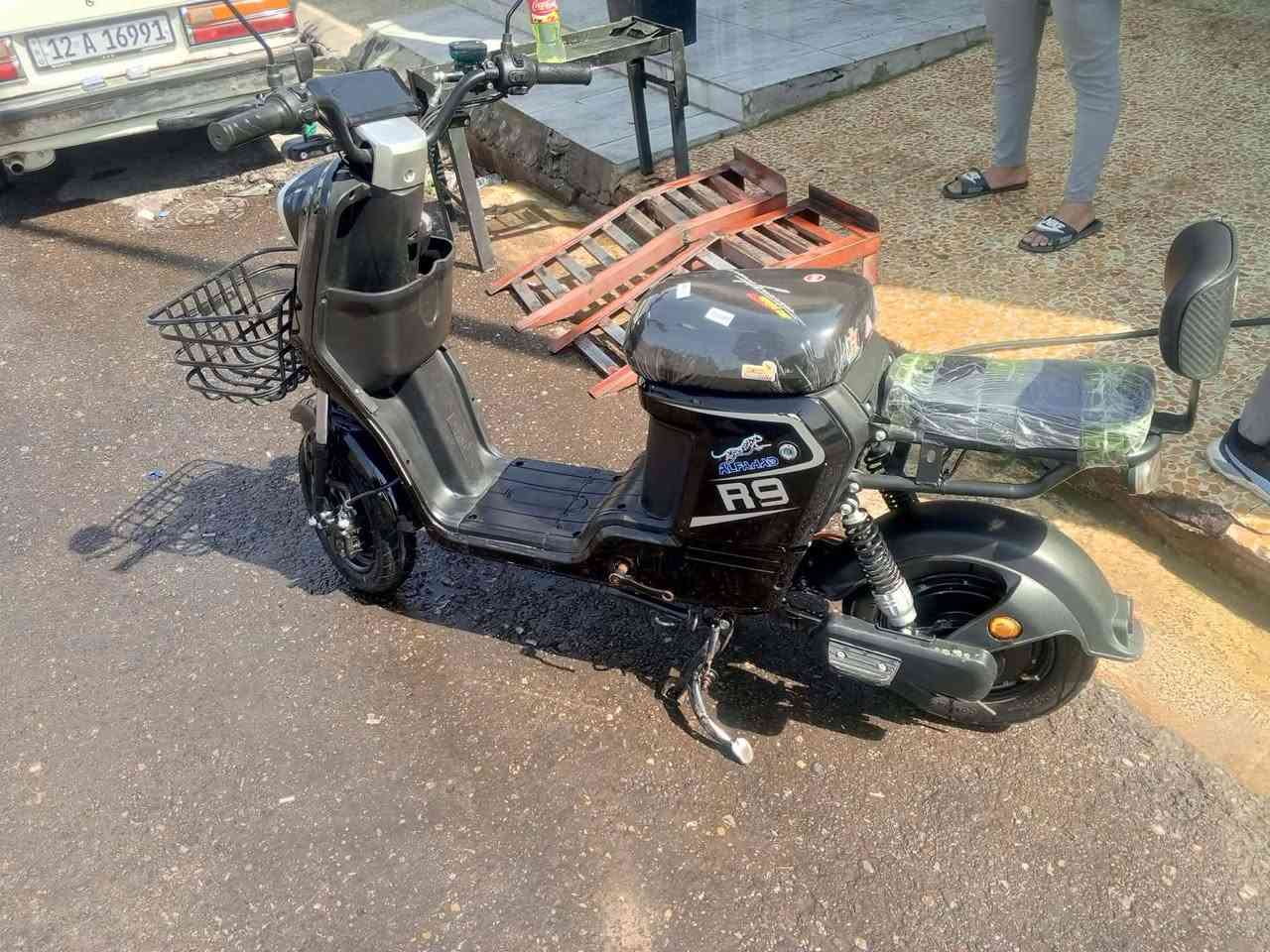 السلام عليكم عندي مطور R9 جيل الاول  بطاريات 4 لون اسود المطور نضيف حيل حيل مستخدم شهرين  لاستفسار ***********واتساب موجود السعر 400بي مجال شي بصيط

