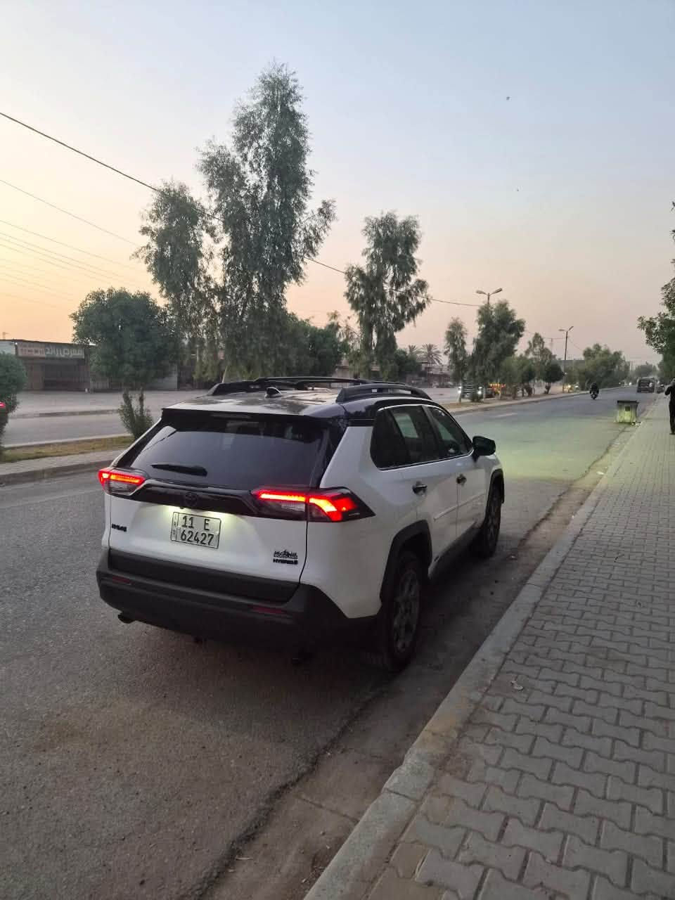 للبيع
RAV4 Woodland Edition – Hybrid AWD Two Coloure

1- الموديل: 2024
2- الفئة: Woodland Edition
3- المحرك: 2.5L 4 سلندر هايبرد
4- القوة: 219 حصان
5- الدفع: AWD دفع رباعي
6- القير: e-CVT
7- الصرفية: ممتازة جدًا ومعدلها الرسمي حوالي 37 MPG
8- الوضعيات: Normal / Eco / Sport / EV / Trail

مواصفات Woodland الخاصة:
1- تعليق TRD مخصص
2- إطارات Falken Wildpeak All-Terrain
3- جنوط TRD برونزية 18” المُميز
4- Roof Rails سوداء
5- Cross Bars
6- حماية وMudguards أمامية وخلفية
7- عوادم مزدوجة
8- كشافات ضباب LED
9- شعار Woodland وتفاصيل خارجية سوداء

المواصفات الداخلية:
1- مقاعد قماش بتصميم Woodland
2- كرسي سائق كهربائي
3- تحكم أوتوماتيكي بالمكيف Dual Zone
4- فتحات تكييف خلفية
5- Push Start
6- Smart Key
7- شاشة 8”
8- Apple CarPlay لاسلكي
9- Android Auto لاسلكي

10- Bluetooth
11- 6 سماعات
12- مقاعد خلفية قابلة للطي 60/40
13- أرضيات All-Weather

أنظمة الأمان:
1- Toyota Safety Sense 2.5
2- Radar Cruise Control
3-  Lane Tracing Assist
4- Pre-Collision System
5- Blind Spot Monitor
6- Rear Cross Traffic Alert
7- Automatic High Beams
8- 8 Airbags
9- ABS + Traction Control + Stability Control

مميزات إضافية:
1- Trail Mode للطرق غير المعبدة
2- AWD كهربائي
3- 120V / 100W Power Outlet
4-l  عملية جدًا للعائلة والاستخدام اليومي
5- اقتصادية بالبنزين مقارنة بفئتها

Woodland = شكل رياضي + هايبرد + دفع رباعي + مواصفات أوف رود

 للاتصال او الاستفسار :

***********

السعر 265$ وبيها مجال
