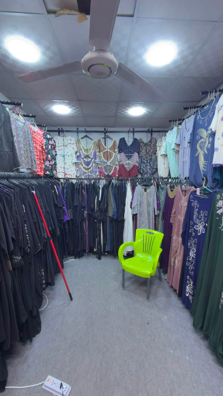 السلام عليكم ورحمة الله وبركاته..
محل للبيع يحتوي على ملابس نسائية دشاديش مع تراكات جديد 
يحتوي على جبب خليجي سوبر درجة اولى..
يحتوي ع شي أن نسائي اطفال ولادي بناتي .. 
علمآ أيجار المحل 250 الف 
العنوان النجف الاشرف حي القادسية شارع السوق منتصف السوق للاستفسار الاتصال على الرقم ***********
