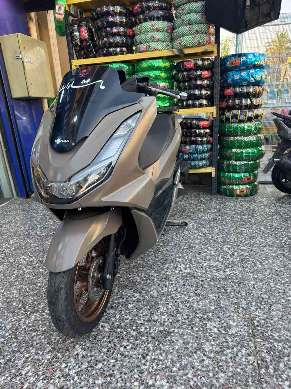 السلام عليكم رقم  ‏‪***********‬‏ 
PCX جيل الرابع موديل 2024 
دراجه نضيفه. فقط شخوط خفيفه بيها من الصفحه اليمنا  الباقي كفاله من ناحيه الكشر ول مكينه كهربائيات 
موضح كلشي بل صوره مكان الدراجه بل دوره رقم ‏‪***********‬‏
سعر 18 بيها مجال
