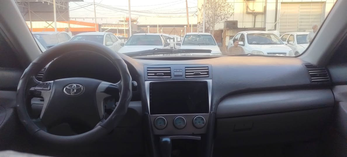 سلام عليكم كامري 2009 وارد امريكي سيارة جاهزة مكينة كير حداديه تبريد تخم تاير كهربائيات باتري جديد راديتر جديد  لايت زنون  شاشه كله جاهز سيارة ضربته من امريكا طخة بسيطة بالجاملغ الخلفي بدون دواخل  والباقي كفالة ليبل واحد مصفرة هيئة وغرامات سنوية بسمي تحويل ثاني يوم ا سياره مال جناي سياره متعوب عليه  مكان نجف مشخاب الاستفسار على الرقم ***********
