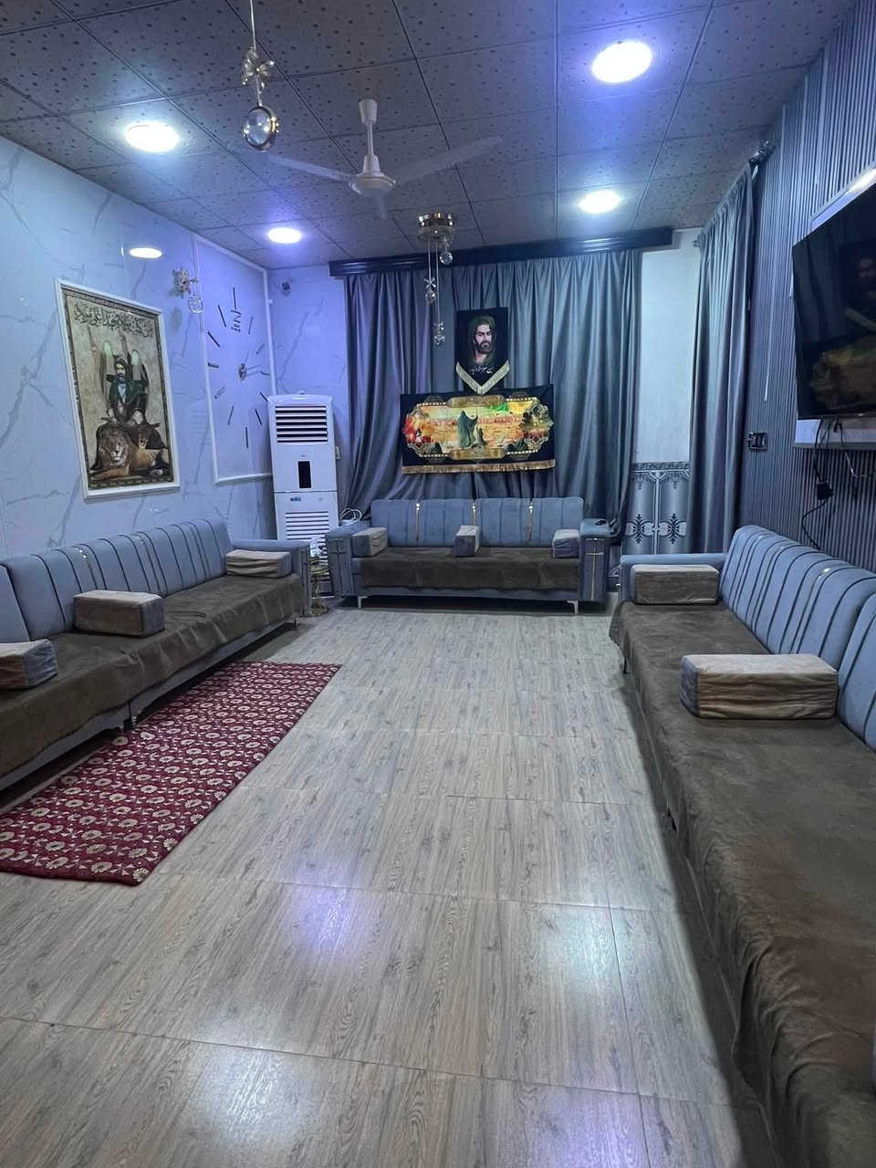 🏡 للبيع دار طابقين – الحله شارع ٨٠
للبيع دار طابقين في محافظة بابل – شارع 80، خلف محطه اضواء الحله ، بموقع مميز وقريب من جميع الخدمات.

📐 المساحة: 150 متر.

مواصفات الدار:

بيت حجر 🧱 داخلي وخارجي 
* 5 غرف نوم (3 غرف بالطابق الثاني وغرفتان بالطابق الأرضي).
*مواصفات الطابق الاول 
غرف عدد 2
صاله 
صحيات داخليه
مطبخ حار 🧑‍🍳
مطبخ بارد 
🏠🏠🏠🏠🏠
* الطابق الثاني 
غرف عدد 2 
صاله 
صحيات 
سطح داخلي
سطح خارجي عله كبر البيت 🏠 
* 

💰 السعر: 160 مليون دينار عراقي، قابل للتفاوض 

للاستفسار والمعاينة، التواصل على الرقم:***********
