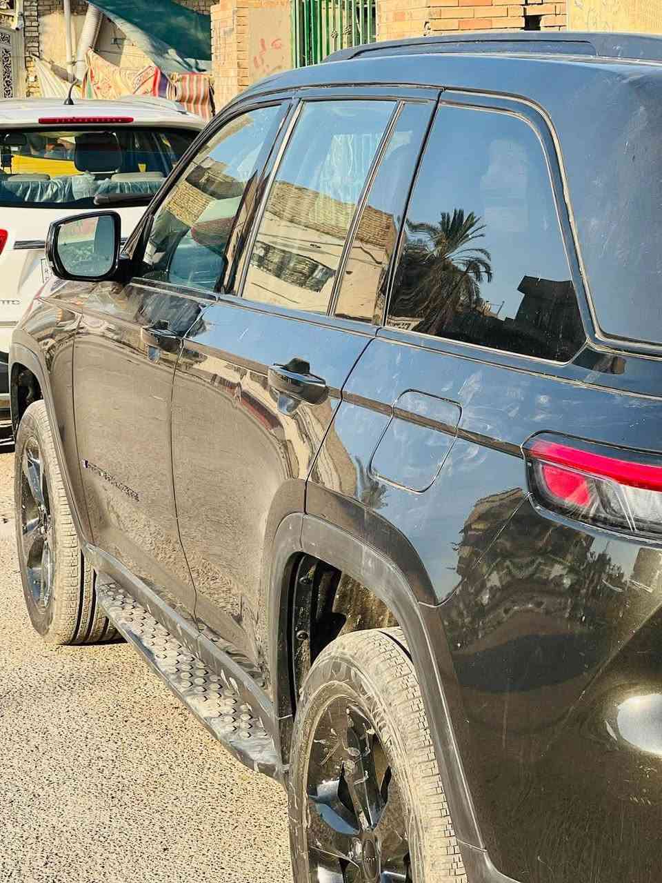 السلام عليكم سيارة جيب جديدة 
ما مرقة اترقمها انت بسمي 
جيبشيروكي لمتد 
معروفة مواصفاتها 
المكان البنوك شارع المشاتل 
***********
السعر مغري جداً
السيارة بلا ايرباك بس شخوط 
210
