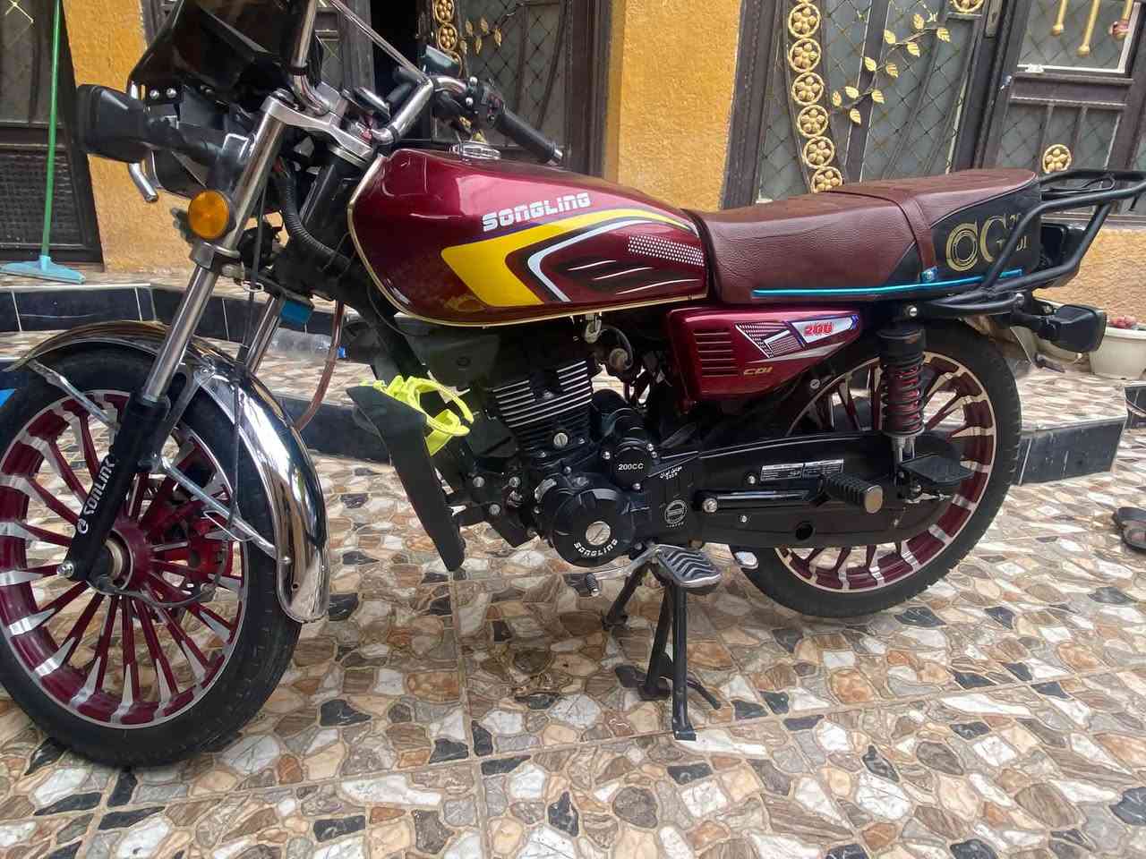 السلام عليكم سيفان 2026 اخت الزيرو ماماشيه اهواي  محرك 200cc دراجه كفاله من كلشي محرك كهربائيات شاشه شغاله رقم ***********
