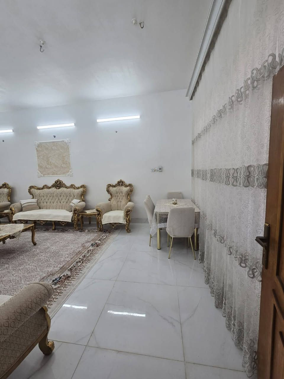 دار للبيع طابو ٢٠٠ متر  + ٢٥ متر فضله حديقة داخل البيت يعني مساحته الكلية ٢٢٥
يتكون من استقبال كبير ومطبخ وصاله وغرف ٢ وصحيات  ومنور عدد ٢
الجمعيات / شارع عشرين 
***********
