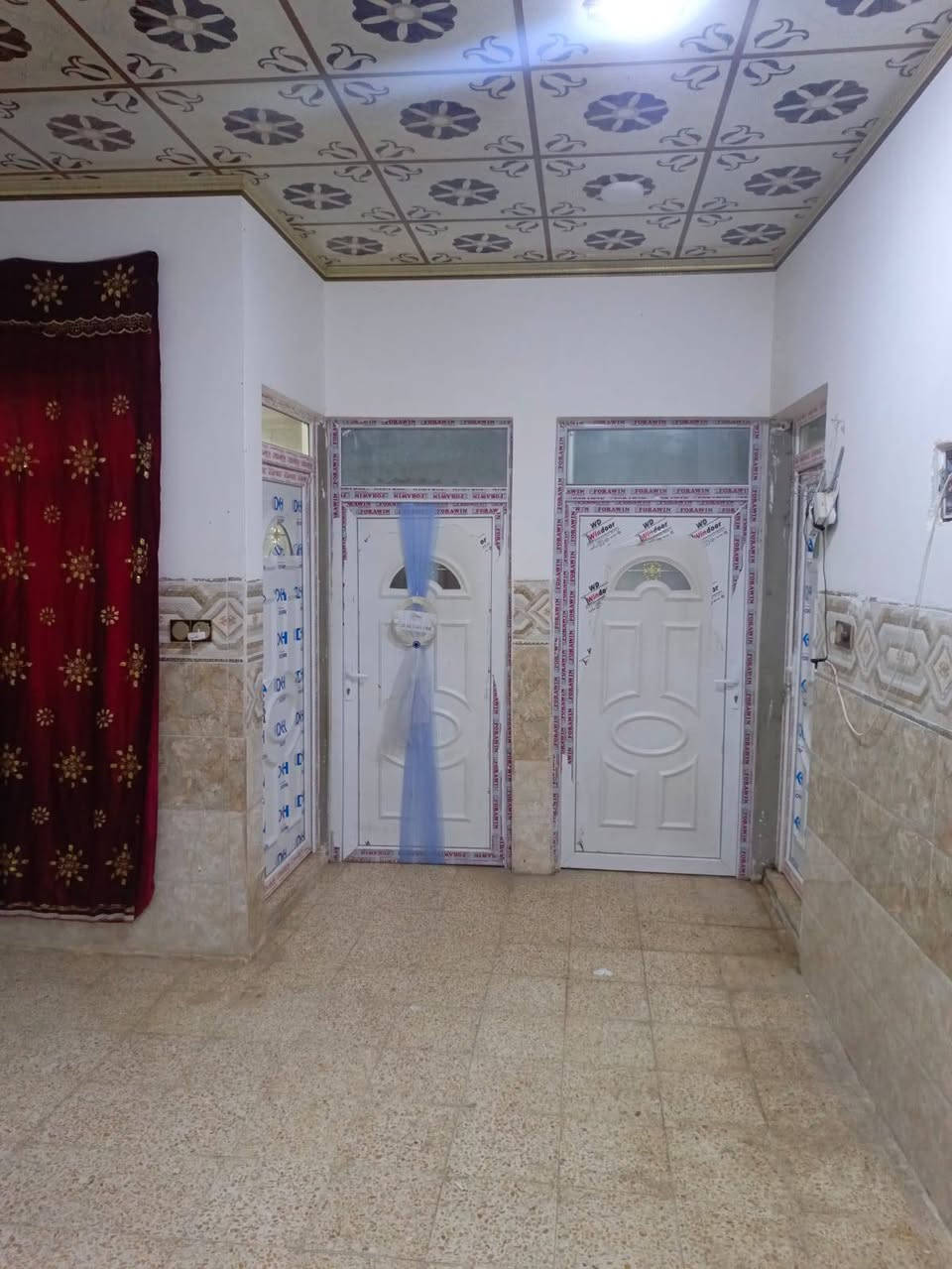 عرض جديد لدينه بيت للبيع قوسيات حي الزيتون
نقطة دالة مجمع ركن النخله 
المساحه 100متر

خدمات ماء كهرب تبليط 

يتكون من غرفتين نوم وهول

 واستقبال وصحيات 

سند زراعي 25
السعر 40وبي مجال 
للااستفسار اتصال ***********
وبي واتساب
