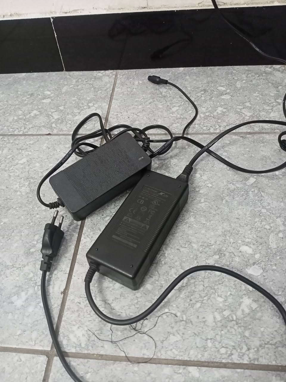 سكوترات عدد 3للبيع عوزهن بس بطاريات للبيع ابيعهن فحم  فحم يعني عاطل الواحد سعره عشرة الاف وشاحنات اثنين شغالات ما بيهن شي  الوحدة على عشرة للتواصل الاتصال بالرقم ***********
