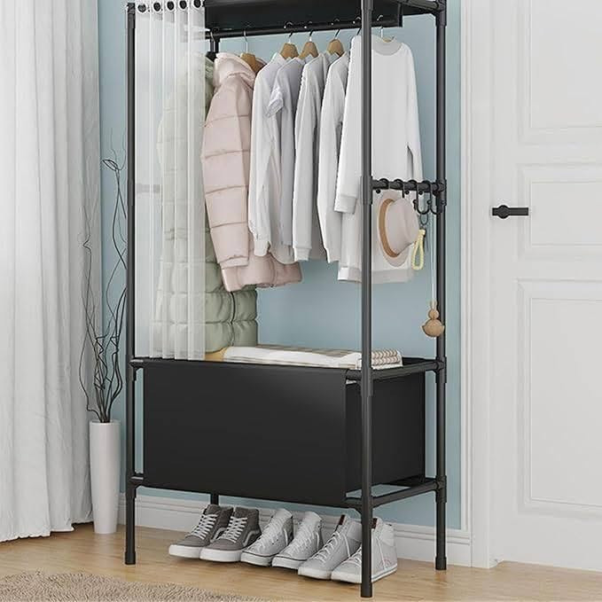 هذا المنتج عبارة عن حامل ومنظم ملابس معدني قائم (Simple Coat Rack)، وهو مصمم لتوفير مساحة تخزين مرنة وعصرية داخل غرف النوم أو المداخل.🌟 أبرز مميزات المنتج:سعة تخزين كبيرة: يحتوي على قضيب علوي لتعليق الملابس بشكل منظم.أرفف سفلية: مزود بأرفف لتخزين الأحذية، الحقائب،  لك تر
   تيب الأغراض والوصول إليها بسرعة وسهولة. 
للتواصل ***********
