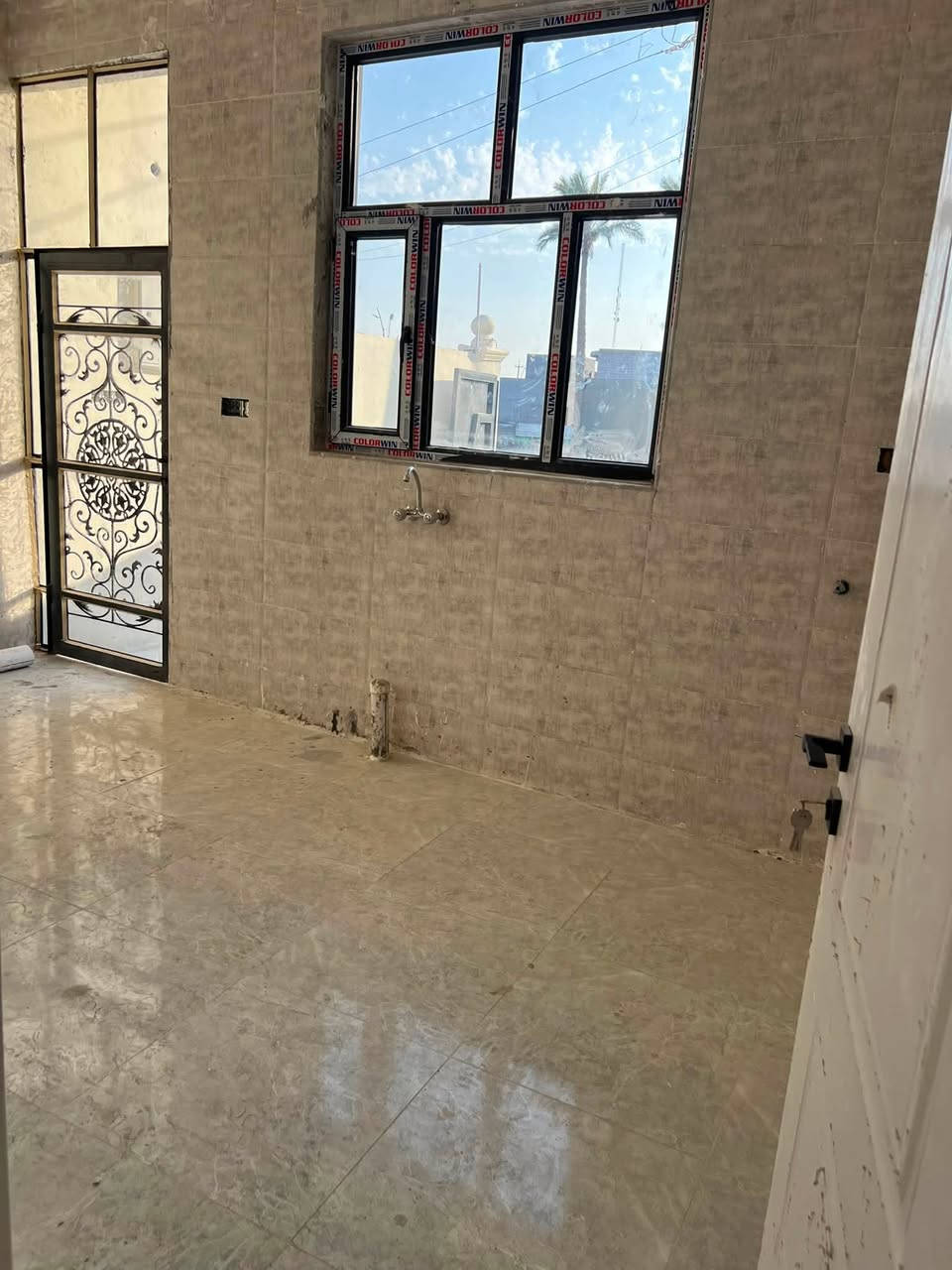 دار للبيع 🏠 مساحة 154 متر طابو زراعي تحويل مباشر العنوان شارع 40 الصوفية قرب (جامع المتقين)يحتوي على ثلاث غرف وصالة وديوانية + الطابق الثاني سويت كامل حمامات عدد 2 ومطبخ +كراج سيارة البيت بناء جديد 2026 السعر 75 مليون وقابل للتفاوض/للاستفسار الاتصال ***********
