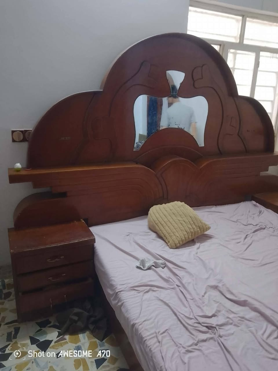 السلام عليكم
غرفة نوم صاج نظيفة ما بيها اي عيب السعر 550 وبيها مجال بسيط 
مكاني حي سومر التواصل عالرقم بي واتساب ***********
