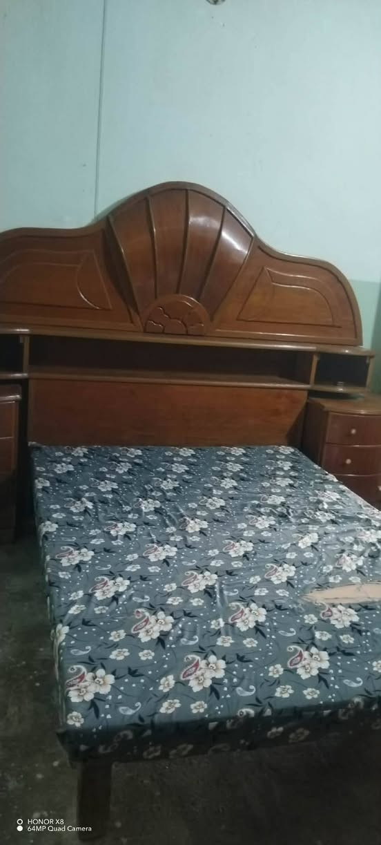 غرفه نوم نظيفه استخدام شي قليل مرتبه خشبها نظيف مكانها تل ارمان الزراعي للاستفسار الاتصال ع ***********لمعرفه السعر
