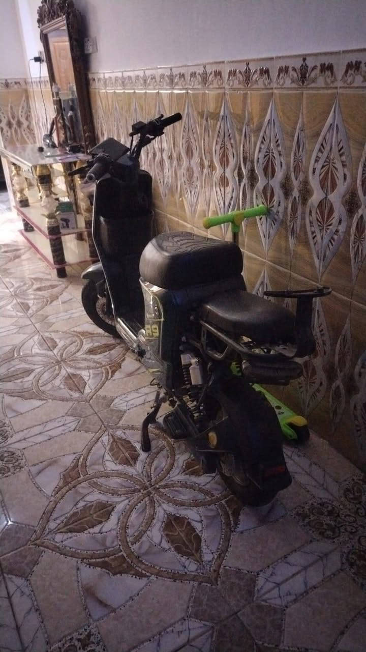 دراجه شحن R9 للبيع دراجه كلشي شغال بيه ونظيفه استخدام شخصي وطلعات كلش قليل فقط يرادله حساس الملف لئن حساس ماله واكف فقط ولباقي شوفت العين مكاني البصره ابو الخصيب شارع كوت ثويني ***********  سعر 225 وبيه مجال قليل
