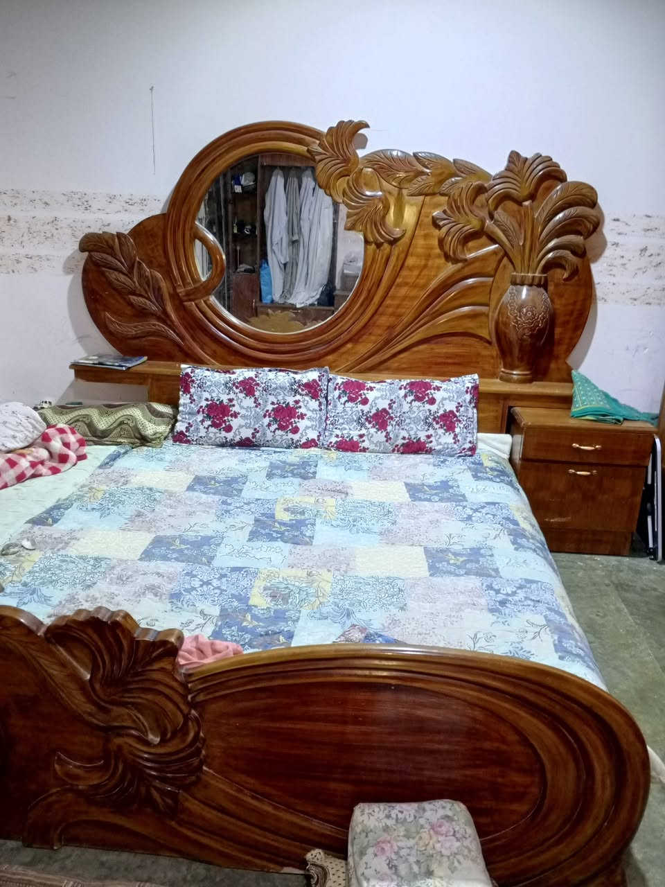 السلام عليكم عرفه نوم للبيع حطاطه ثقيل بس تحتاج مرايه نكسرت بنقل نوعه قوي السعر ٧٥٠ وبيه مجال المكان الحي العسكري قرب ساحت الغاز ***********
