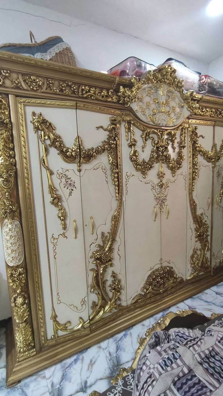 غرفه مصريه درجه اوله خشب زان دمياطي طلب خاص من مصر مشترينه ب٥ ملايين الغرفه ضخمه وثقيله جداً السعر مليونين وبيها مجال قليل ***********
