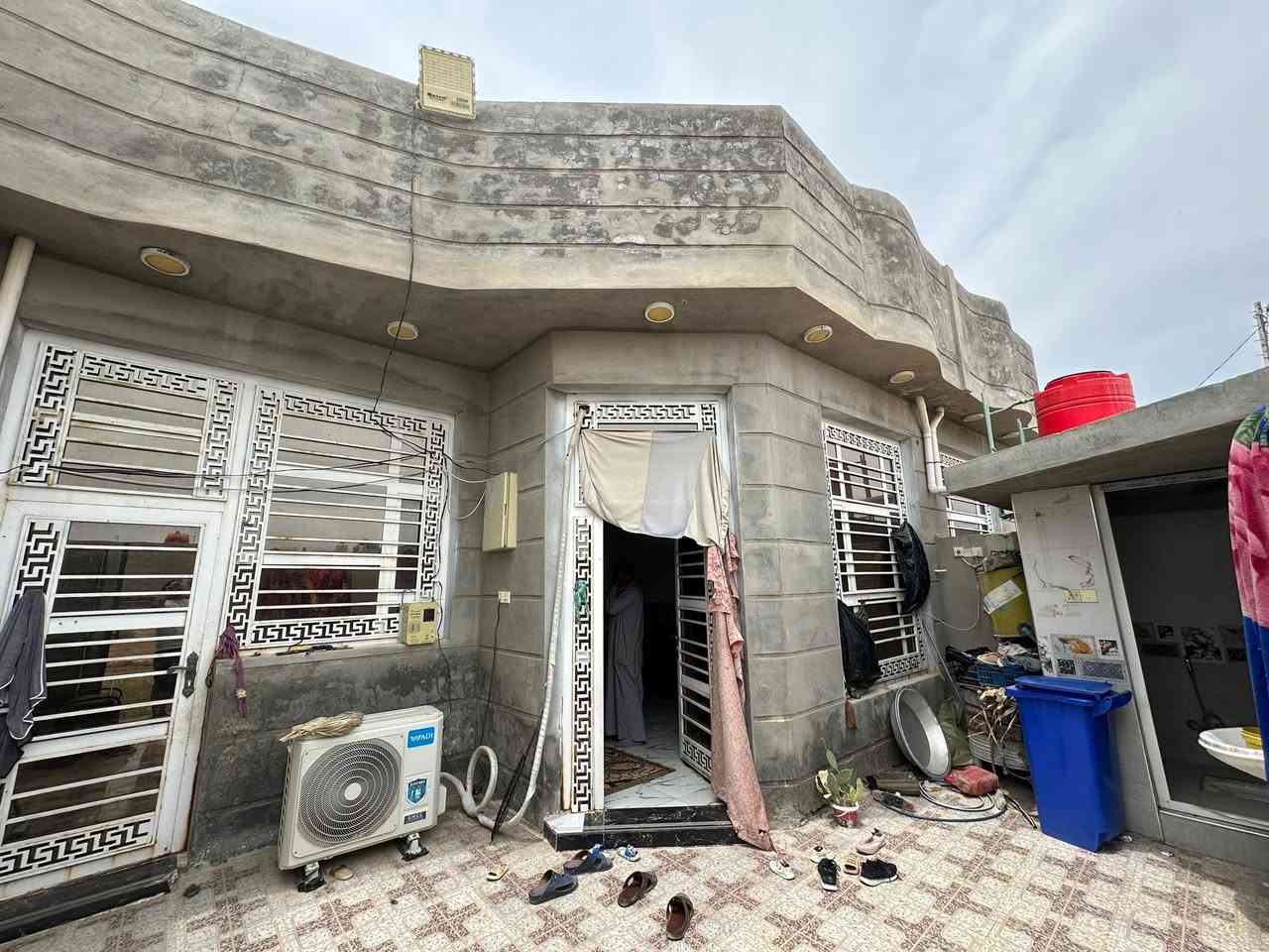 دار سكن طابو صرف في ( حي الأمير الثاني )
خلف بيت ( سلوان خالد فرمان )

مساحة ١٥٠ م - ماء - كهرباء - (( شارع بعرض ١٥ م ))
بناء طابوق - سقف صب كونكريت-( غرفة نوم واحدة)
( بناء درجة اولة )(( تحويل مباشر ))

للاستفسار مراجعة مكتب غازي للعقار
   واسط - الزبيدية - قرب أفران المائدة  *********** 
***********
