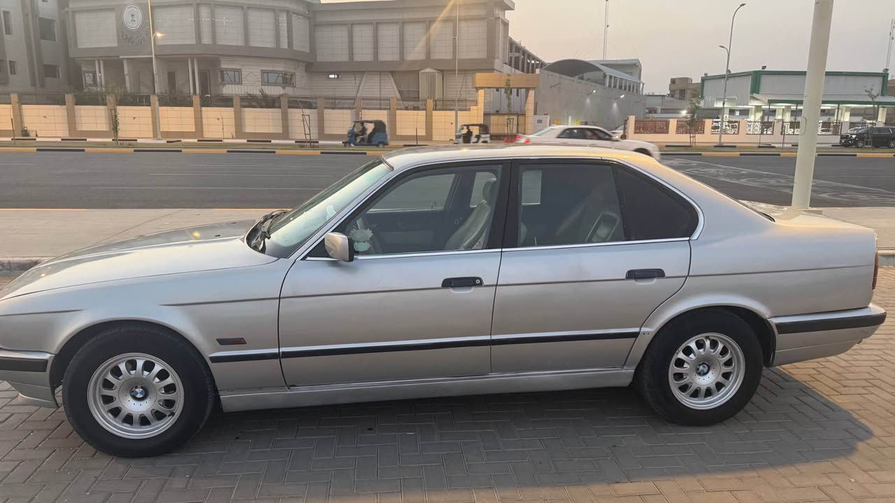 السلام عليكم
بي ام 535 موديل 1991
رقم بصره بأسمي سنويه جديده تحويل ثاني يوم
السياره لون سلفر اصل كفاله عامه من الضربه والشخط صبغ عام للجماليه اثر جراد موجوده صور السياره قبل لا تنصبغ
السياره كامله للأخير مابيها نقص
مكينه جديده مابيها اي مشكله ومصفيها
كير نضيف لا بي تاخيره ولا مشاكل
اكسل وكاردن وشيال كاردن جدد
تبريد منضومه كامله جديده كمبريسر وبواري وبطل وفان عاصفه وراديتر وفابريته كلهن جدد وكله على البلاد بدون ترهيم لو تلزيك ،كمبريسر اباچي تبريد مالها ثلج وممتاز جداً 
منضومه تبريد للسياره جديده واتر بم وراديتر وجوينات كلهن جدد والسياره حماوتها بنص الصيف ومشغل تبريد جوه النص بشعره
كشنات جلد نضافه ١٠٠٪؜
بطاين صندوك نضاف، دشبول خلفي نضيف
غرفه جديده كشنات وبطاين نضيفه جداً ، دشبول امامي نضيف عينه كلها شغاله مؤشر باتري،حزام،اي بي اس كلهن شغالات
فيت بم جديد
باتري اميرون جديد ضمان سنه
كزوز جديد مشتغله سترايت 
زوج تايرات جدد
نضام سنتر لوك وبيها مفتاحين الاساسي والسبير الي يجي احمر مال شركه ثنينهن موجودات وشغالات
 بك لايت جديد ،منضومه زنون سعرها 240$ مقسمه وكامله على ضفيرتها البلاد 
السياره نضيفه جداً ومصروف عليها خير من الله وكلشي بيها اصلي ومابيها ولا قطعه تجاري
ضفيرتها ما مفتوحه ولا ملعوب بيها كلها على البلاد
مكينه موس وكير يخبل السياره ما تصرف عليها كامله لآخر حبايه السياره معتني بيها من ناحيه بانزين كله محسن وبس بل ازمات حطيتلها عادي وكلشي مابيها، 
السعر 58$ وبيها مجال
مكاني البصره الطويسه
‎*********** اتصال فقط ماعندي واتس اب البصرة, العراق

