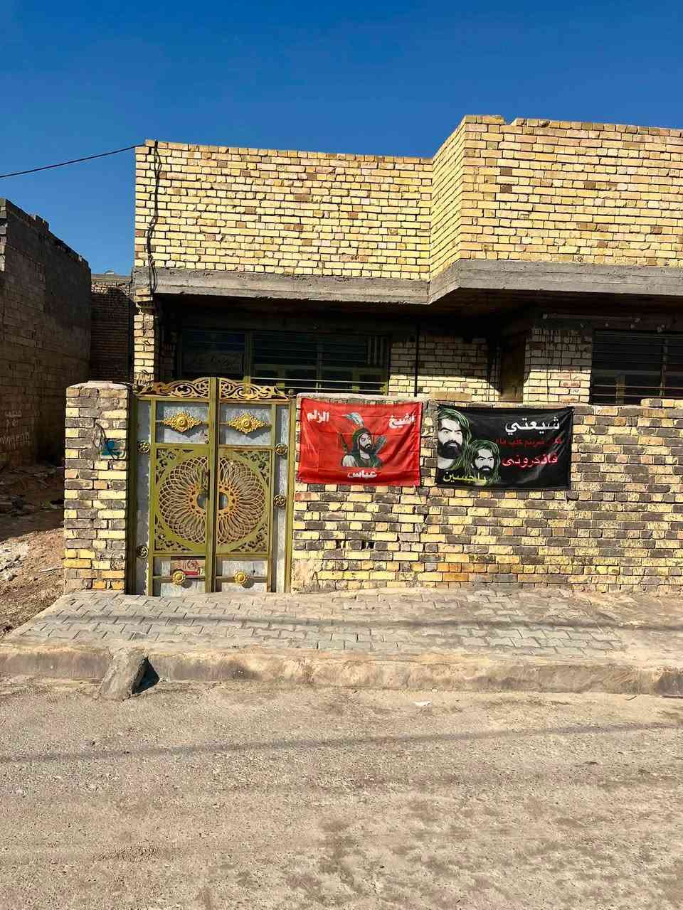 بيت للبيع في بغداد - منطقة الدسيم
المواصفات:
 المساحة: 200 متر مربع.
 السعر المطلوب: 75 مليون دينار (قابل للتفاوض البسيط للجادين).
 البناء: طابق واحد مع وجود درج جاهز للبناء المستقبلي.
 الواجهة: طابوق مع كراج وحوش أمامي واسع.
 التفاصيل الداخلية:
 غرف نوم واسعة.
 صالة استقبال واستراحة.
 مطبخ مستقل.
 حمام / صحيات مغلفة بالسيراميك بالكامل.
 الموقع: بغداد - الدسيم (قريب على الخدمات والشارع الرئيسي).
📞 للإستفسار والمعاينة:
الرجاء التواصل عبر الخاص أو الاتصال على الرقم: ***********
