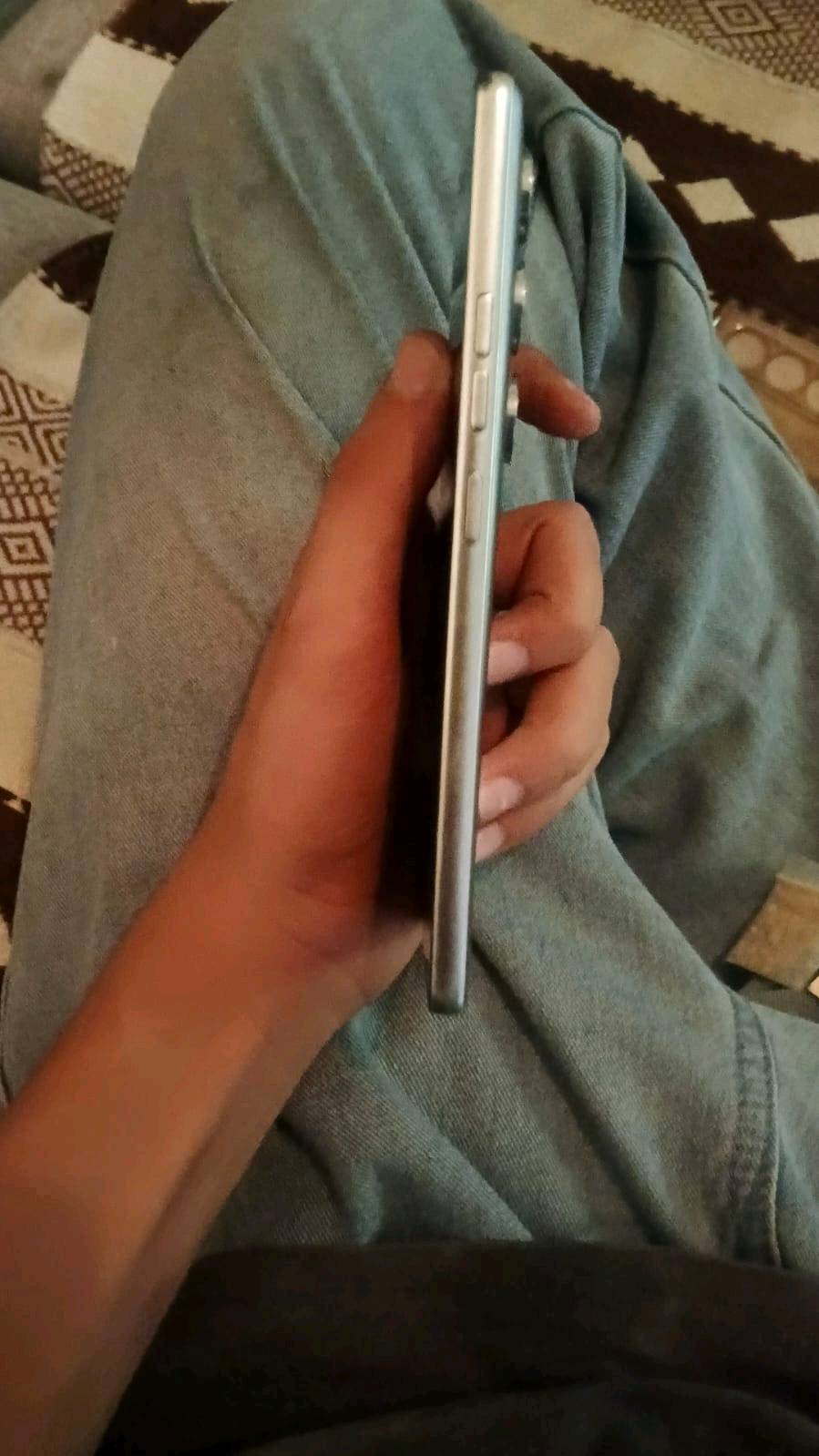 تلفون تكنو كامون اربعين 
العناون بغداد المعامل 
فقط مراوس ب ايفون 
تلفون كامل ملحقاتى 
تلفون نضيف ما مفتوح ولا مكسر ولا خدوش 
لون السود