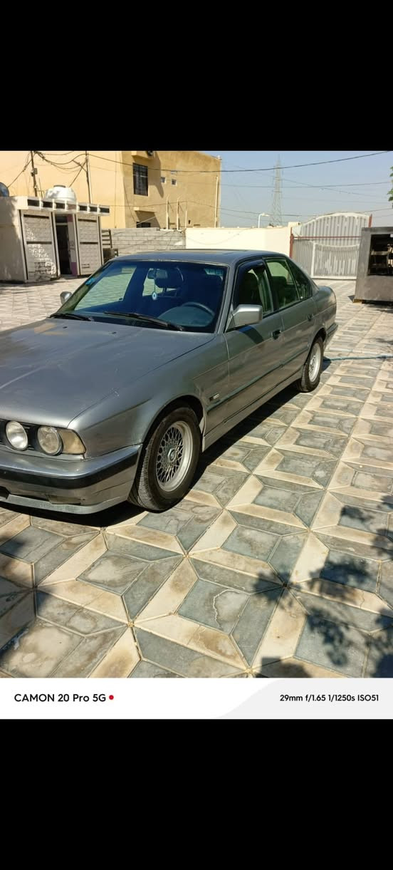 بي ام دبليو موديل ١٩٨٩ ٥٢٥ مفتوح  تبريد شغال كشنات كهرباء بأسمي رقم دولي  رقم بغداد  طخم تاير حديد بطاريه جديده مكاني بغداد  هاتف *********** السعر  ٤٣ وبيه مجال وشكرا
