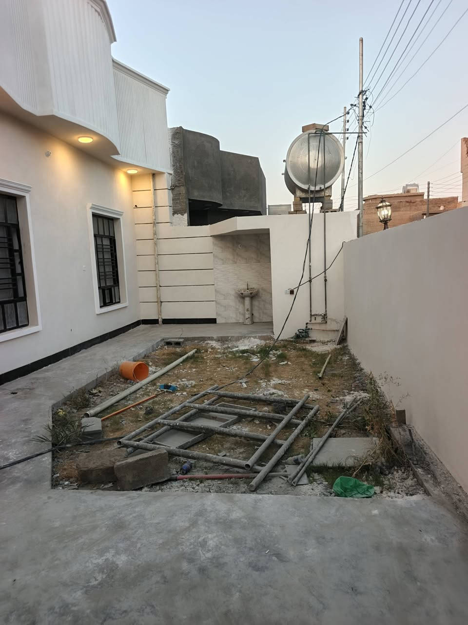 السلام عليكم للبيع دار المساحه 250 متر الوجه 12:30 نزال 20 الفلوجه حي الشهداء منطقه 19 مربع الاول بناء بلوك واجهيه ملكي تكون الدار من استقبال غرف منام عدد اثنين مناور عدد اثنين صحيات داخليه خارجيه التفاصيل والمعلومات داخل المقطع الفيديو السعر مطلوب 130 وقابل للتفاوض استفسار والتواصل على هذا الرقم مع صاحب الدار حصرا

***********
@
